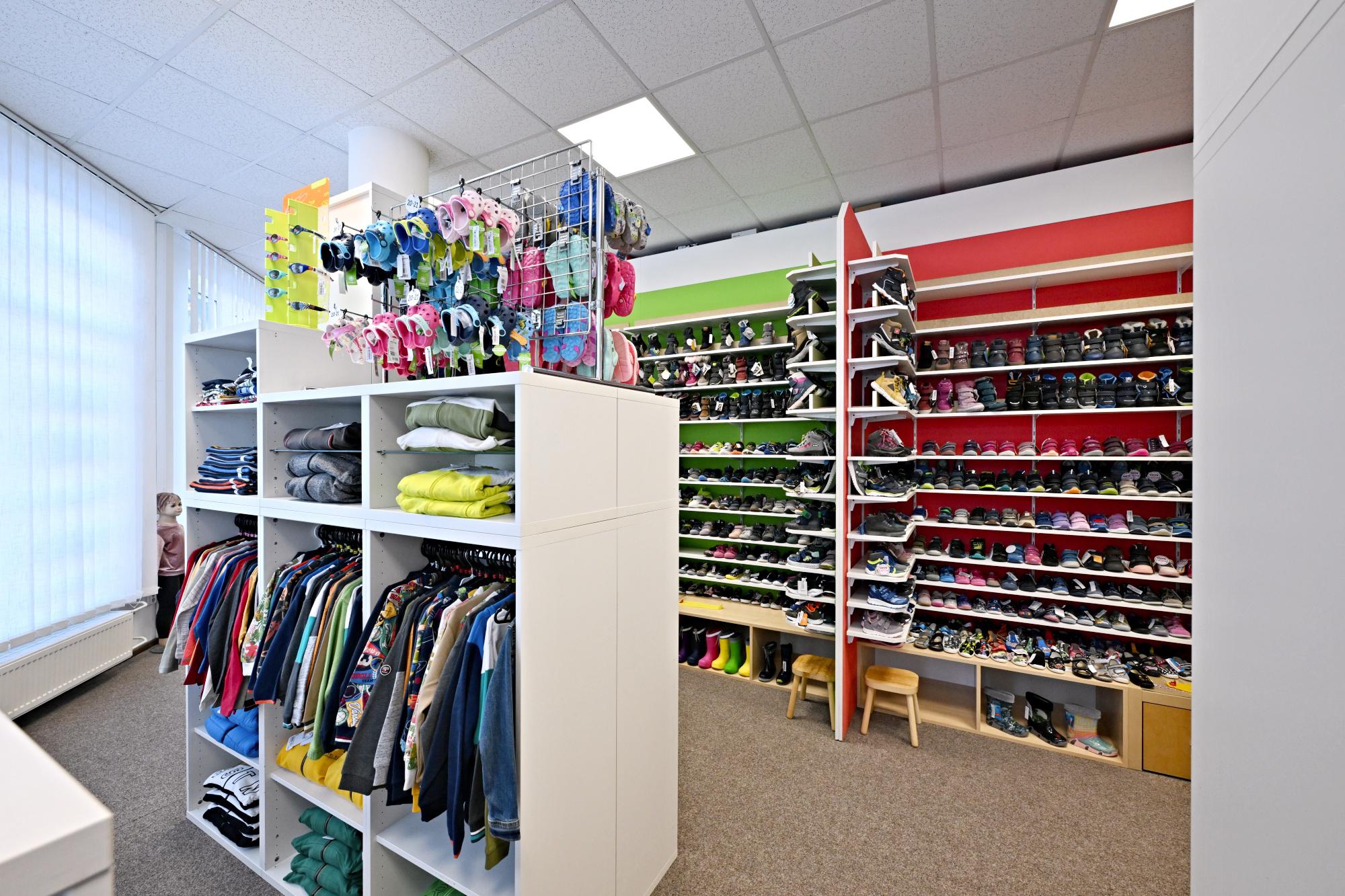 Ráj dětského obouvání a odívání foto 6