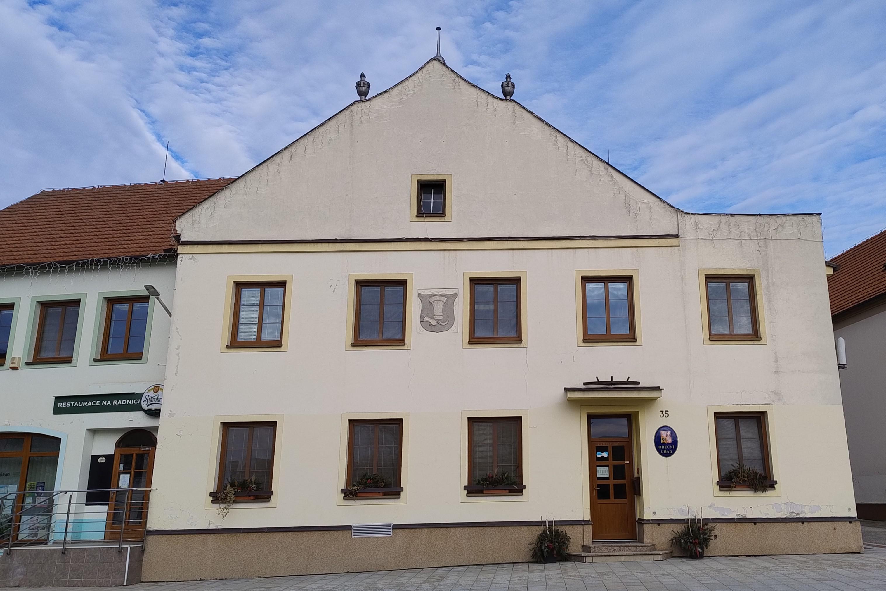 Rouchovany - obecní úřad foto 2