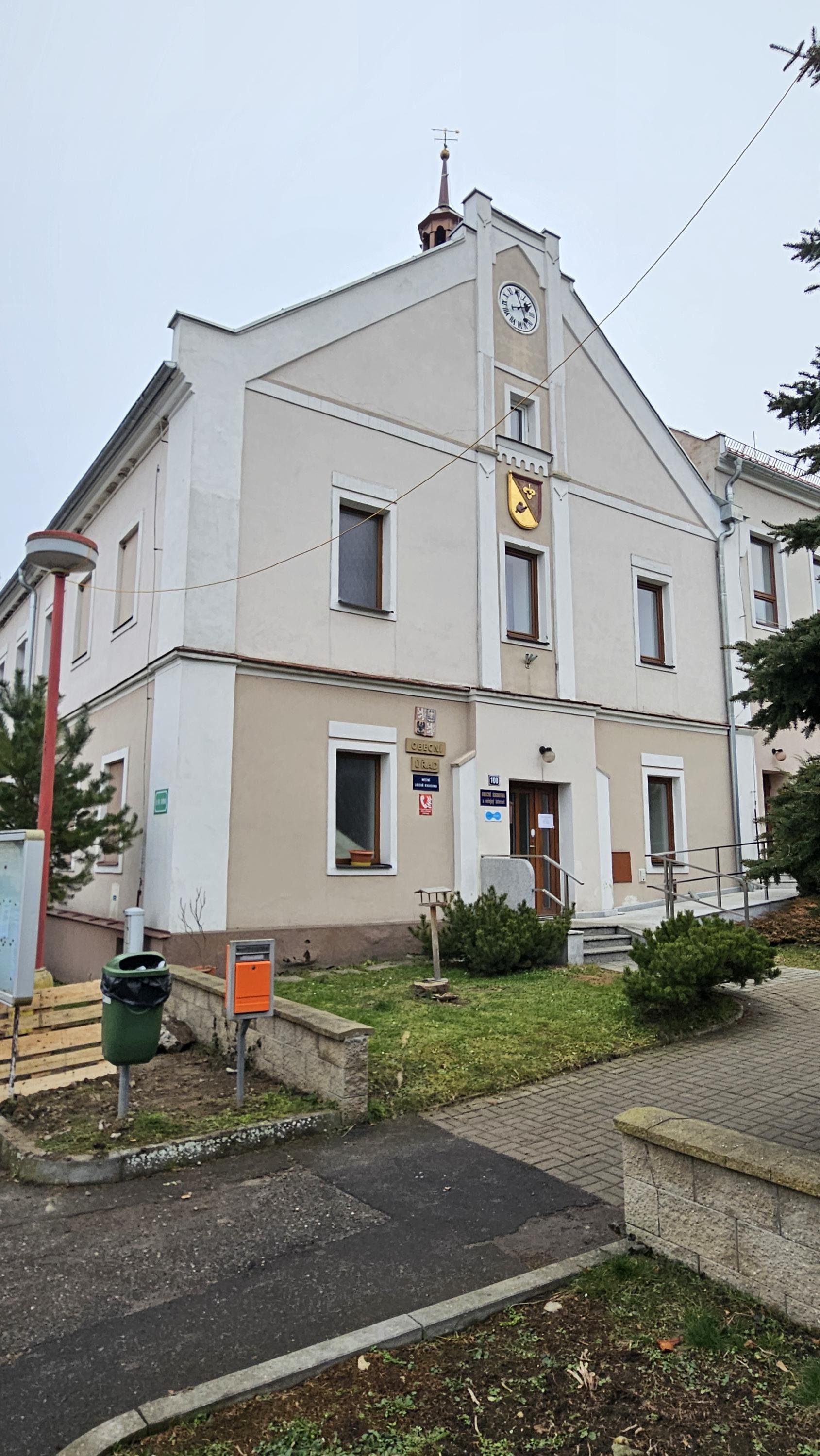 Líšťany - obecní úřad foto 4