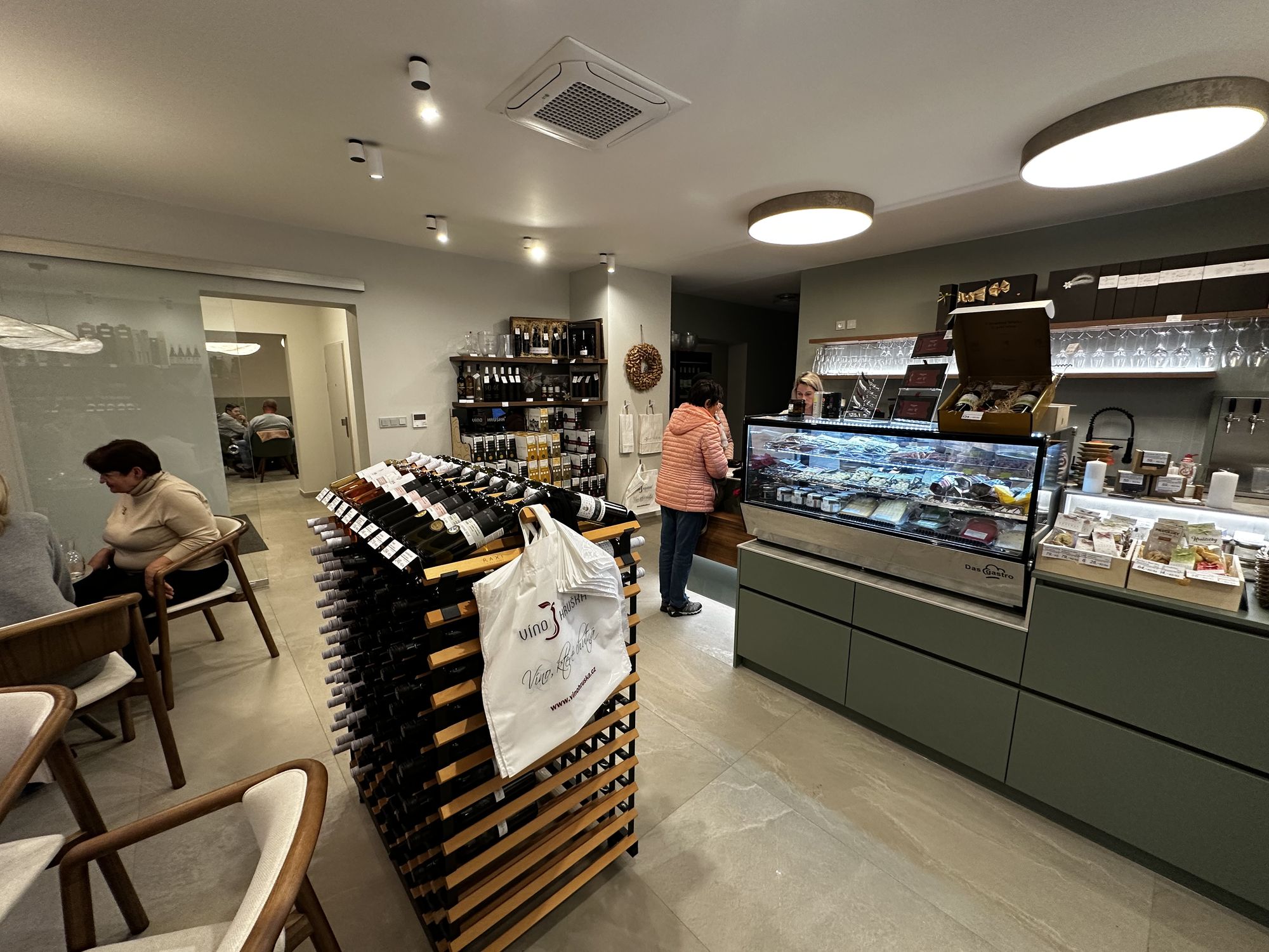 Vinotéka a vinný bar VÍNO HRUŠKA foto 6
