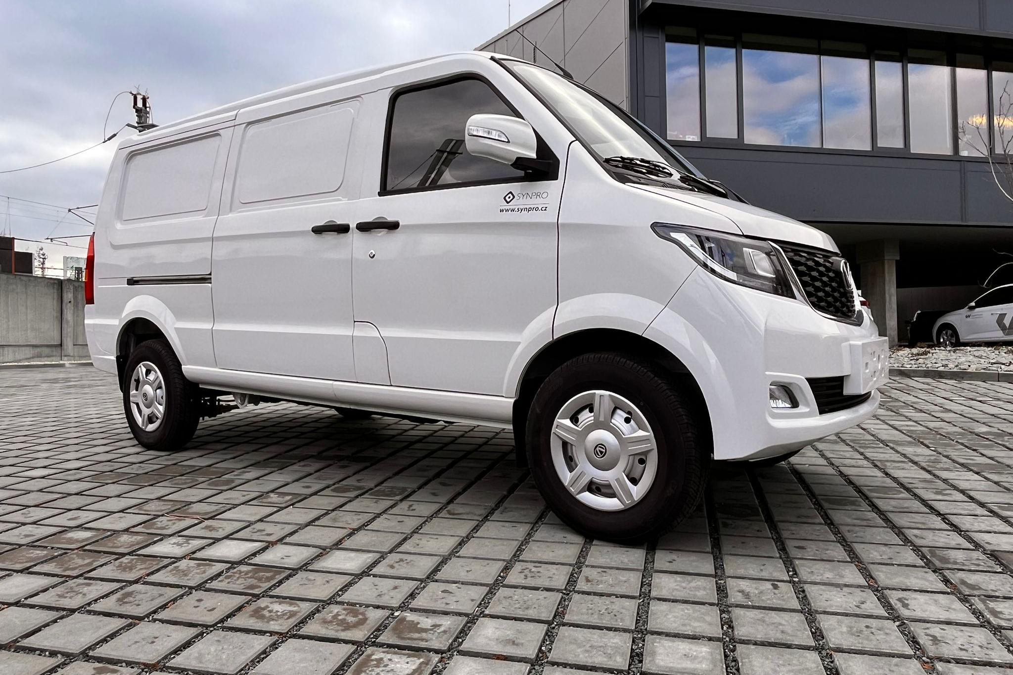 Elektrická dvoumístná dodávka dojezdem 250 km