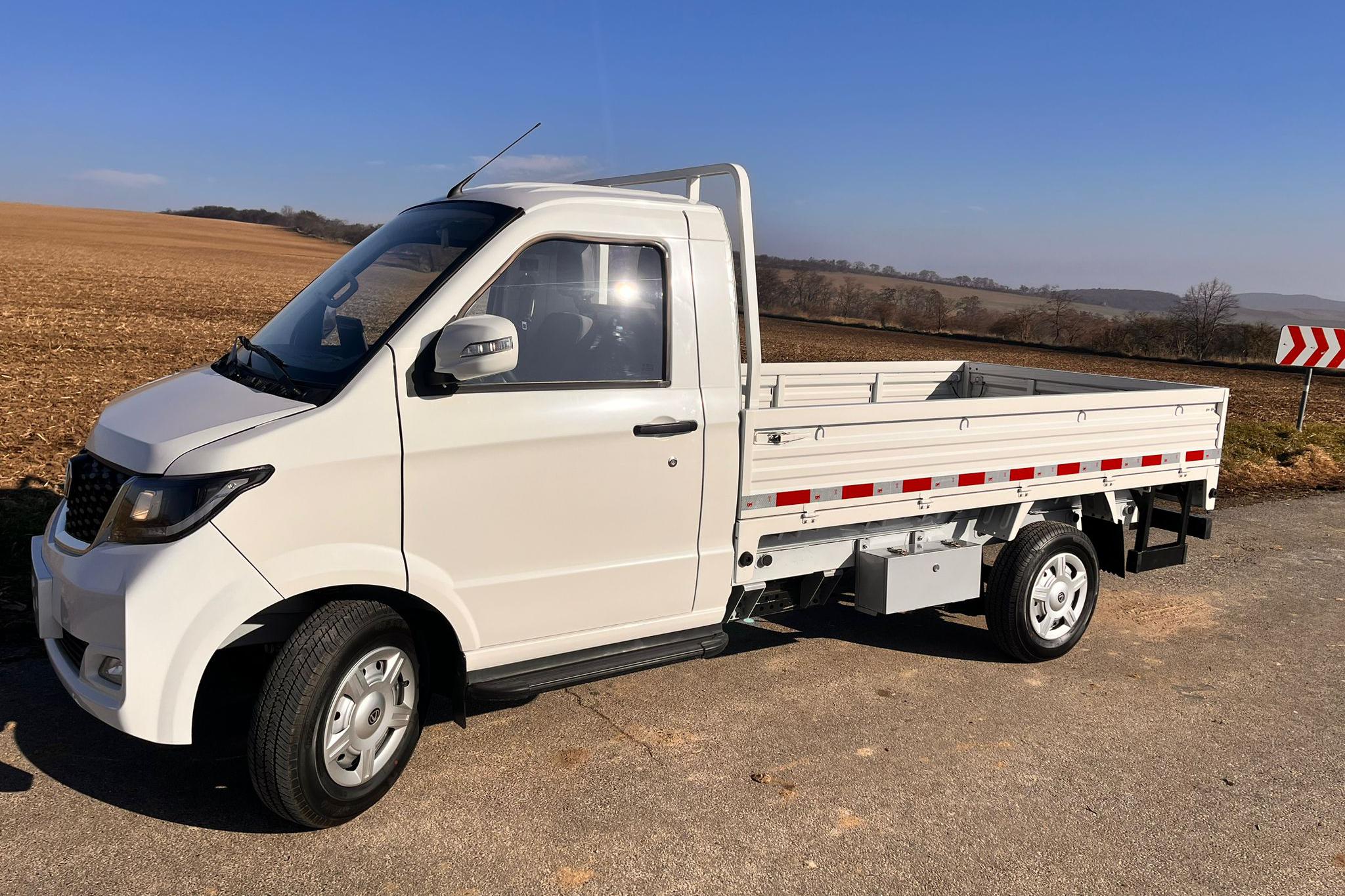 Elektrický dvoumístný valník s dojezdem 250 km