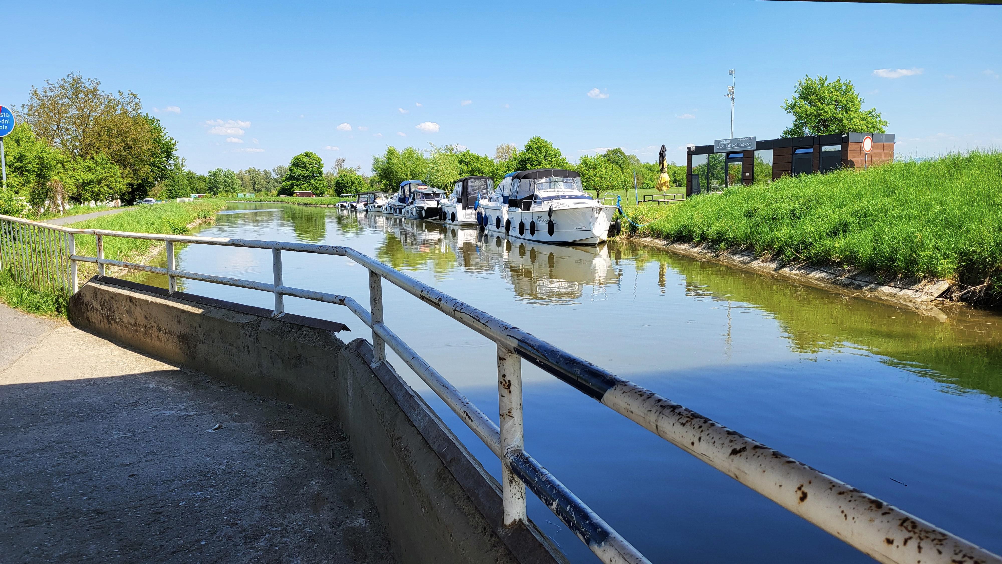 Půjčovna lodí Jacht Morava foto 5