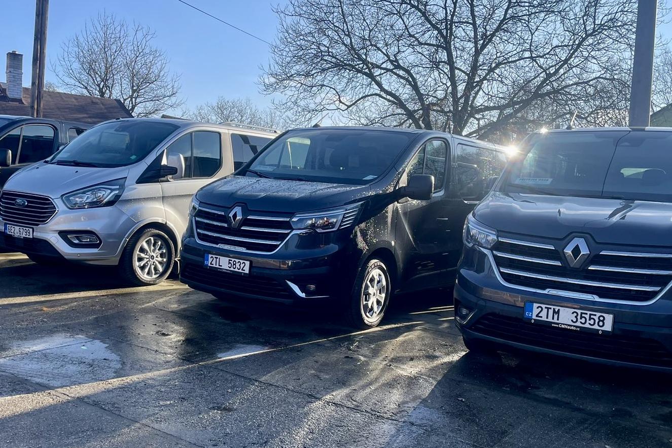 Zapůjčení klimatizovaných mikrobusů s/bez řidiče