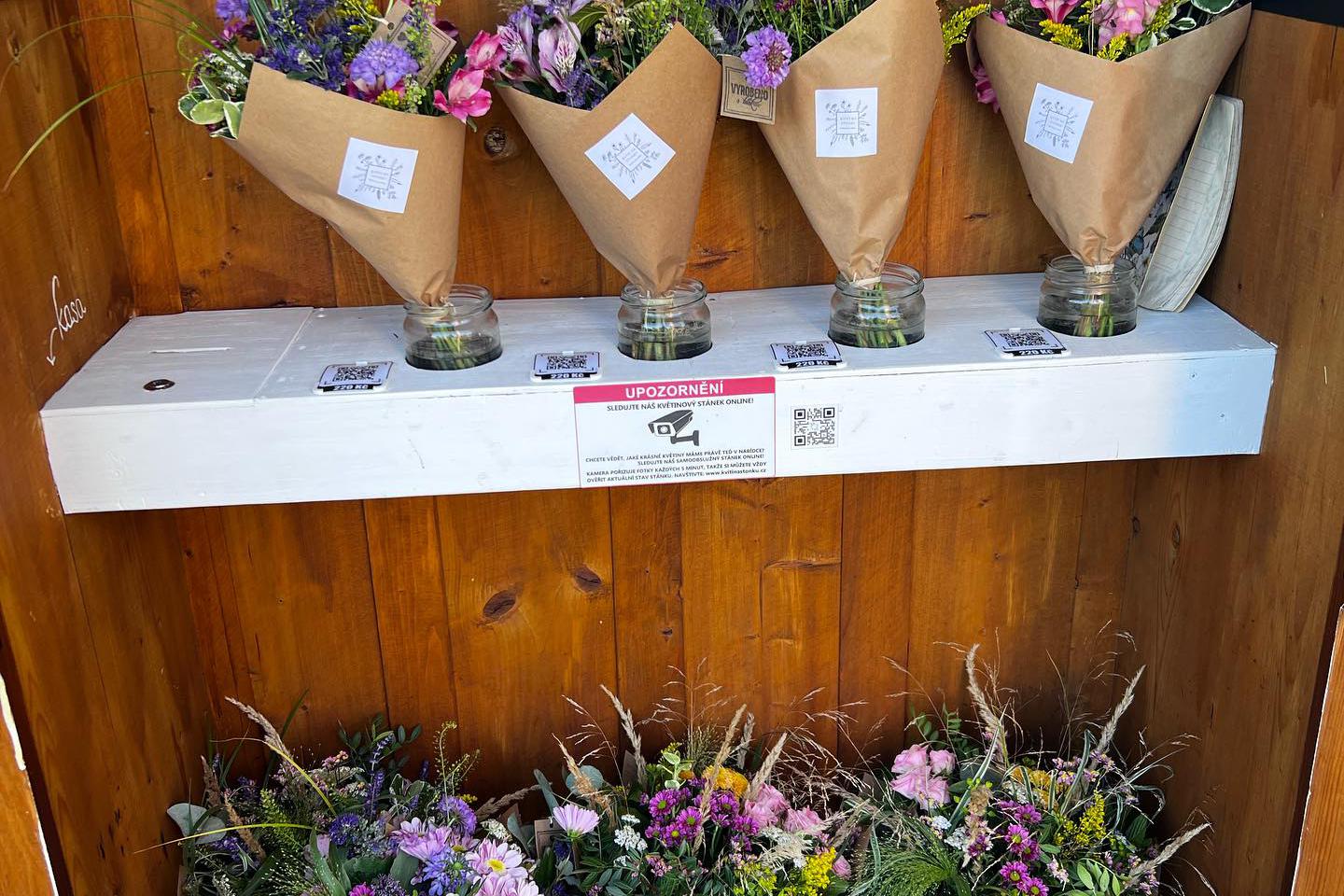 Samoobslužný květinový stánek Sruby - Kvítí na stonku