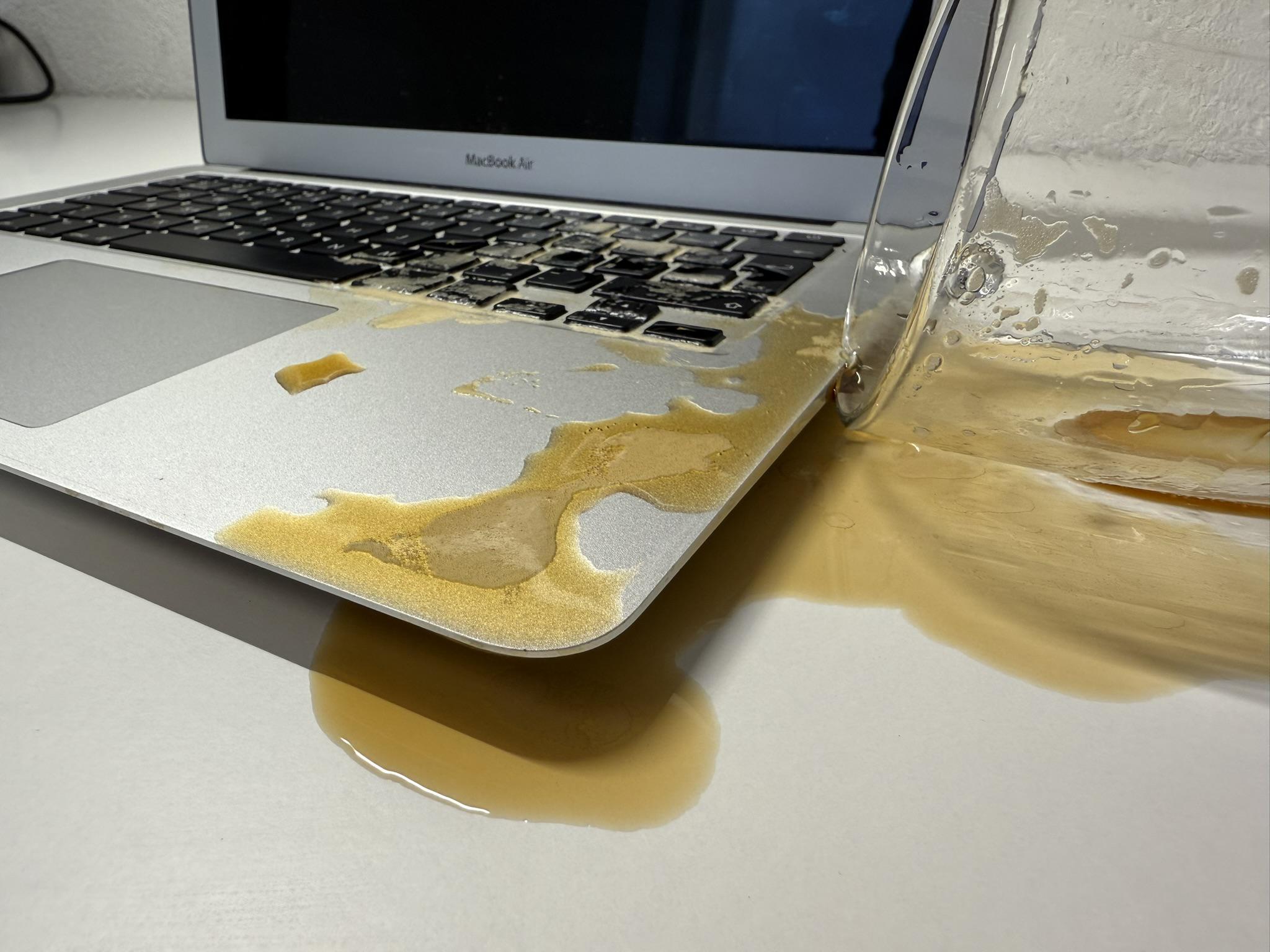 Oprava MacBooku po kontaktu s tekutinou