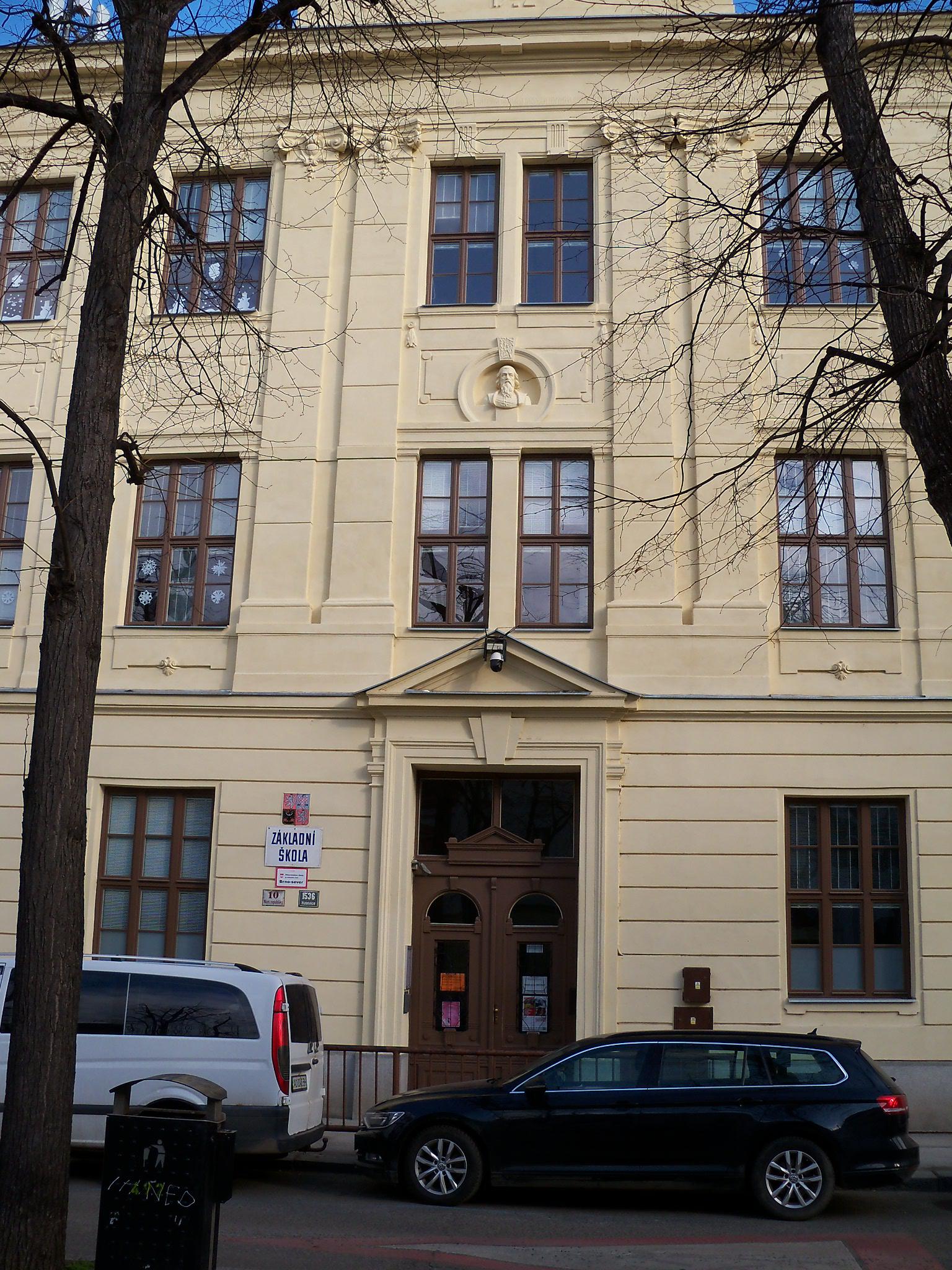 ZŠ J. A. Komenského, náměstí Republiky foto 2