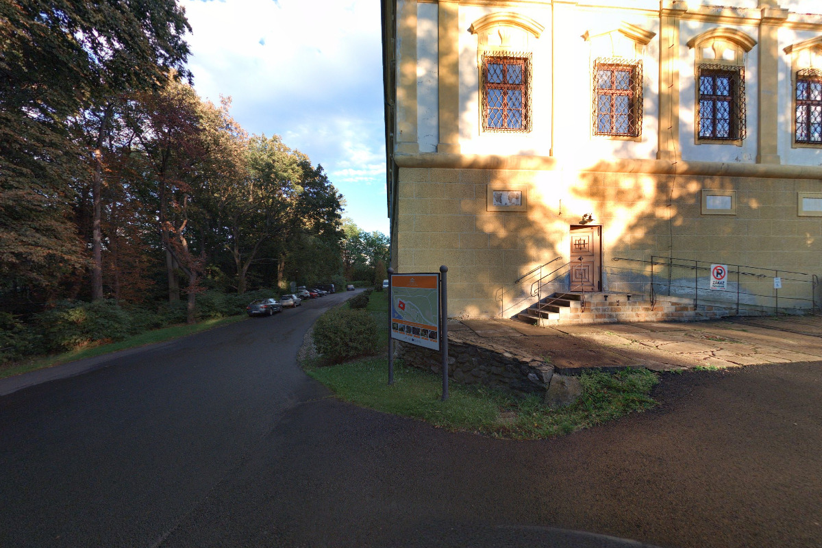 Zámek Červený Hrádek - Nabíjecí stanice foto 3