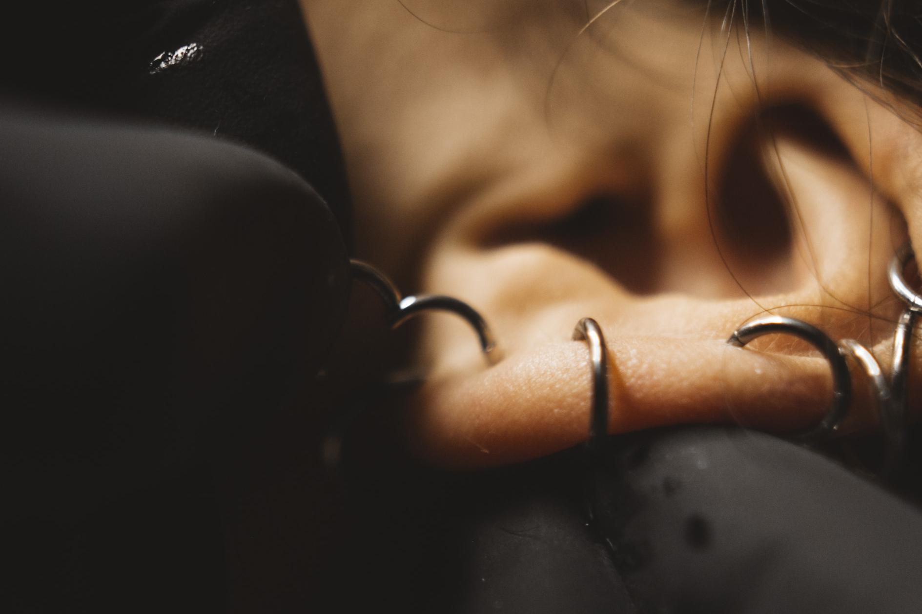 Piercing - v ceně titanová piercingová náušnice