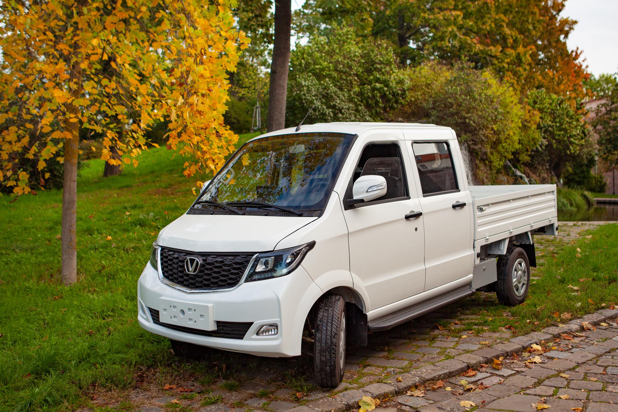 Elektrický pětimístný valník s dojezdem 250 km