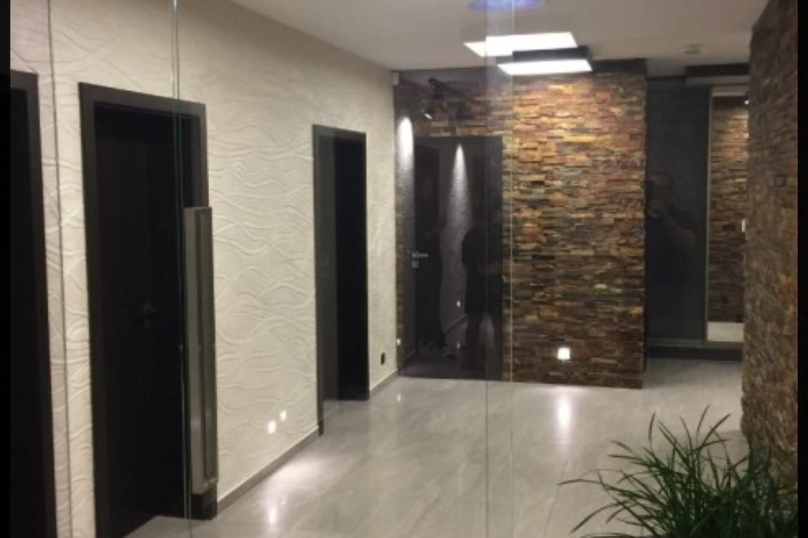 Celoskleněné dveře,stěny,zábradlí,sprchové kouty