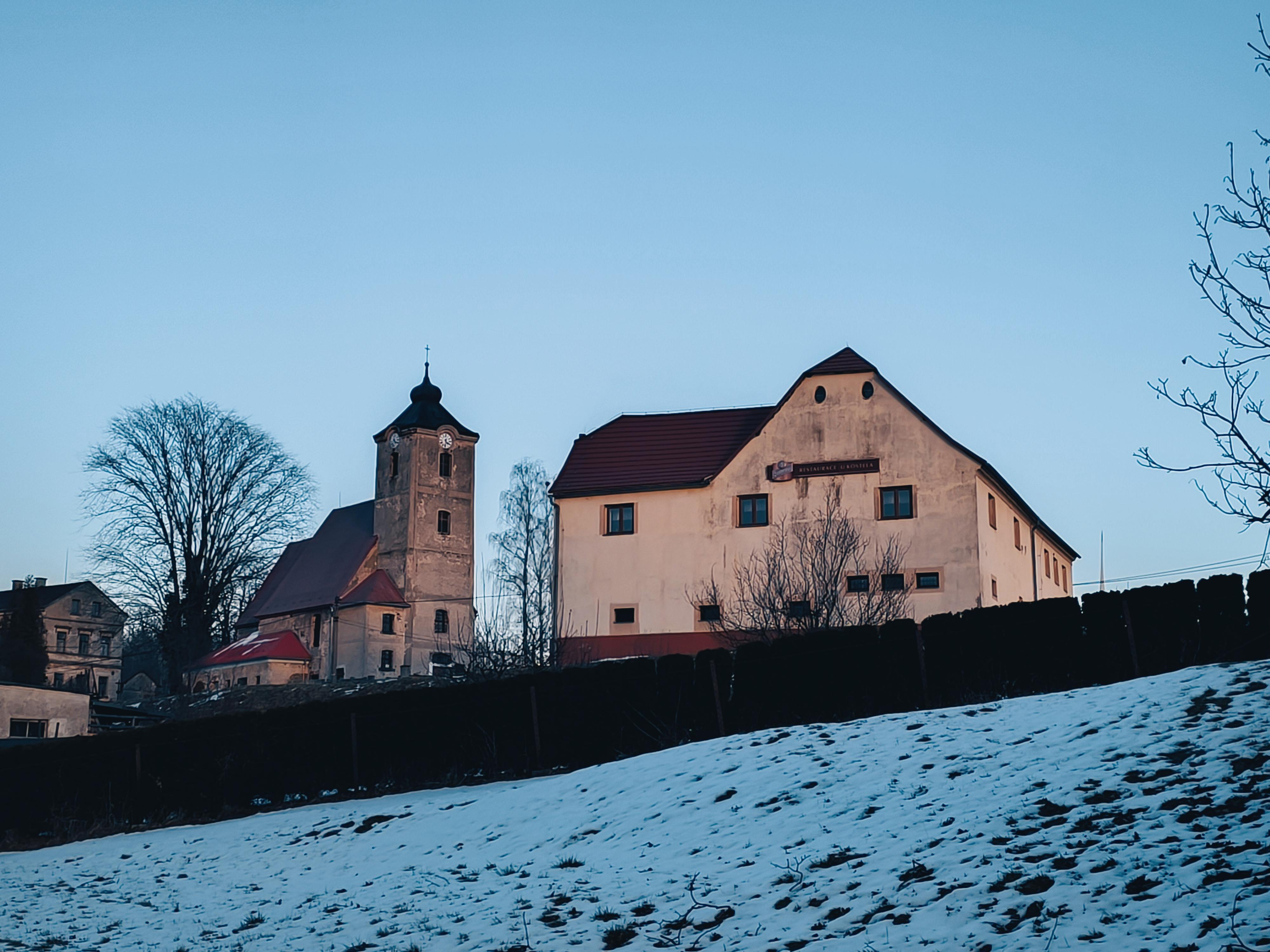 Hospoda u kostela foto 2