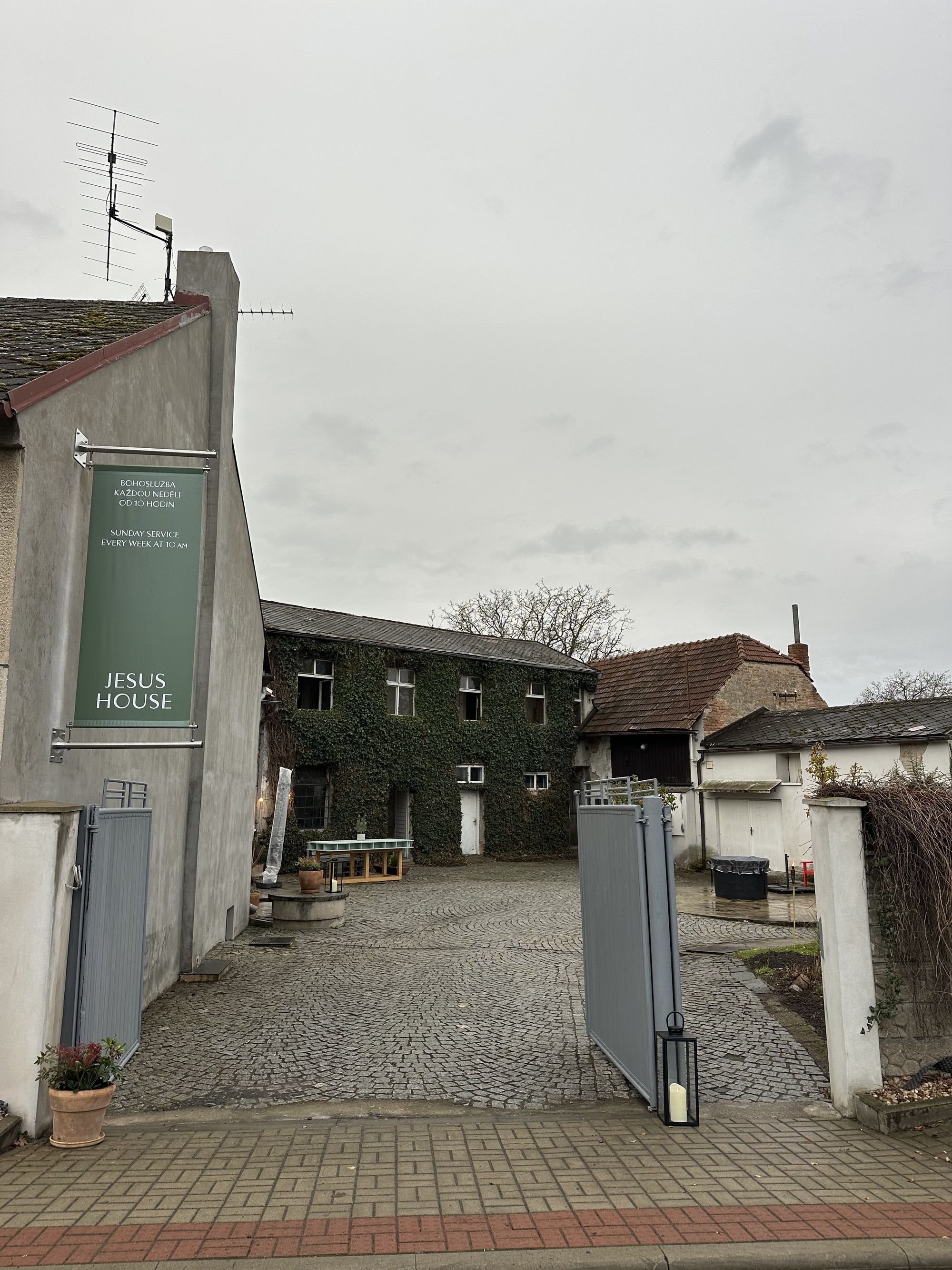 JESUS HOUSE foto 2