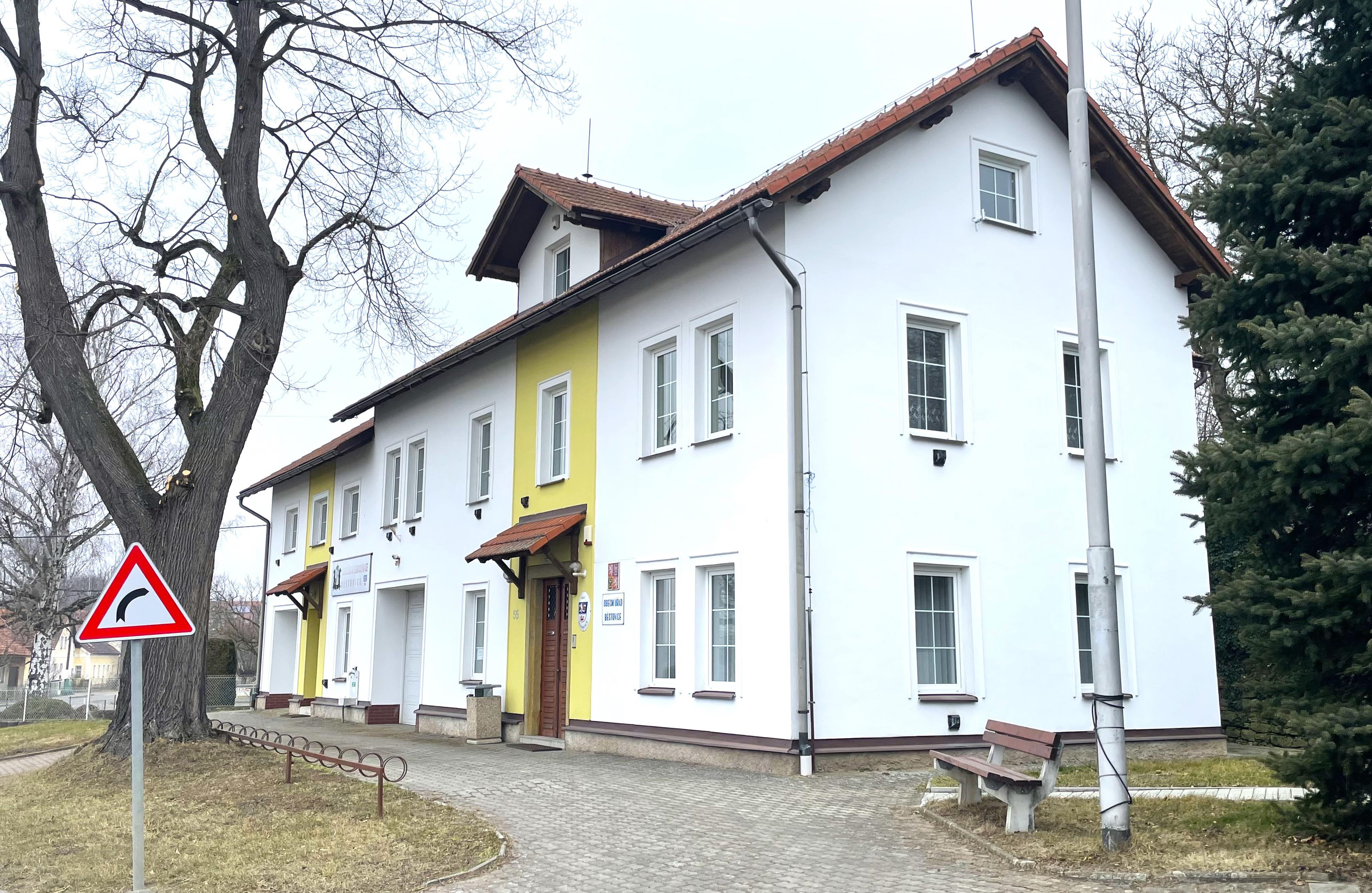 Běstovice - obecní úřad foto 2