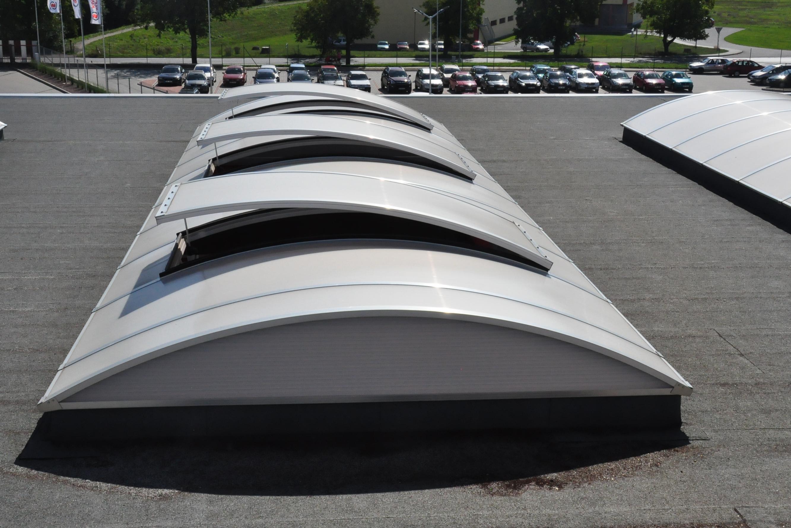 Opravy poškozených světlíků krupobitím