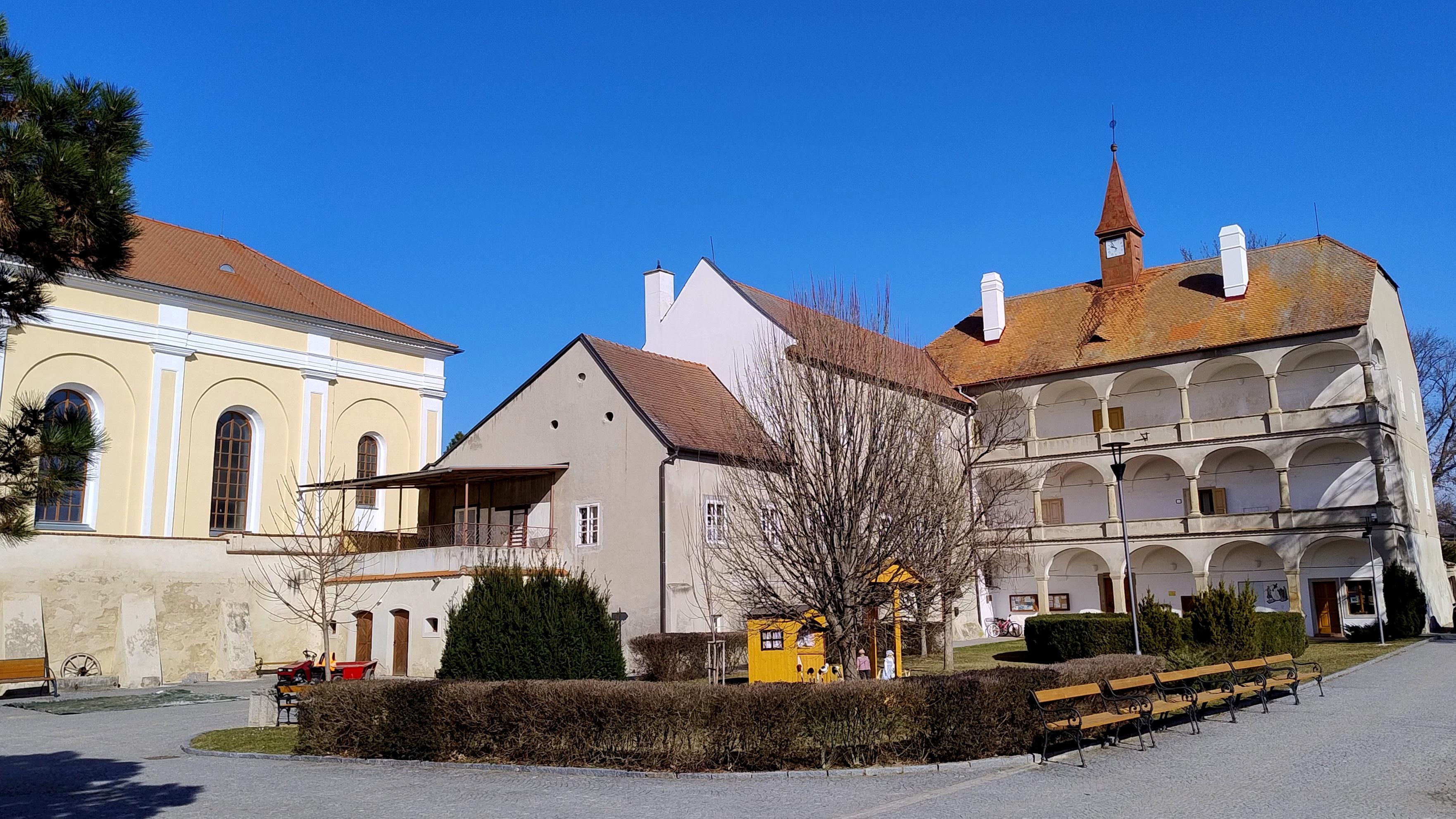 Bohutice - obecní úřad foto 2