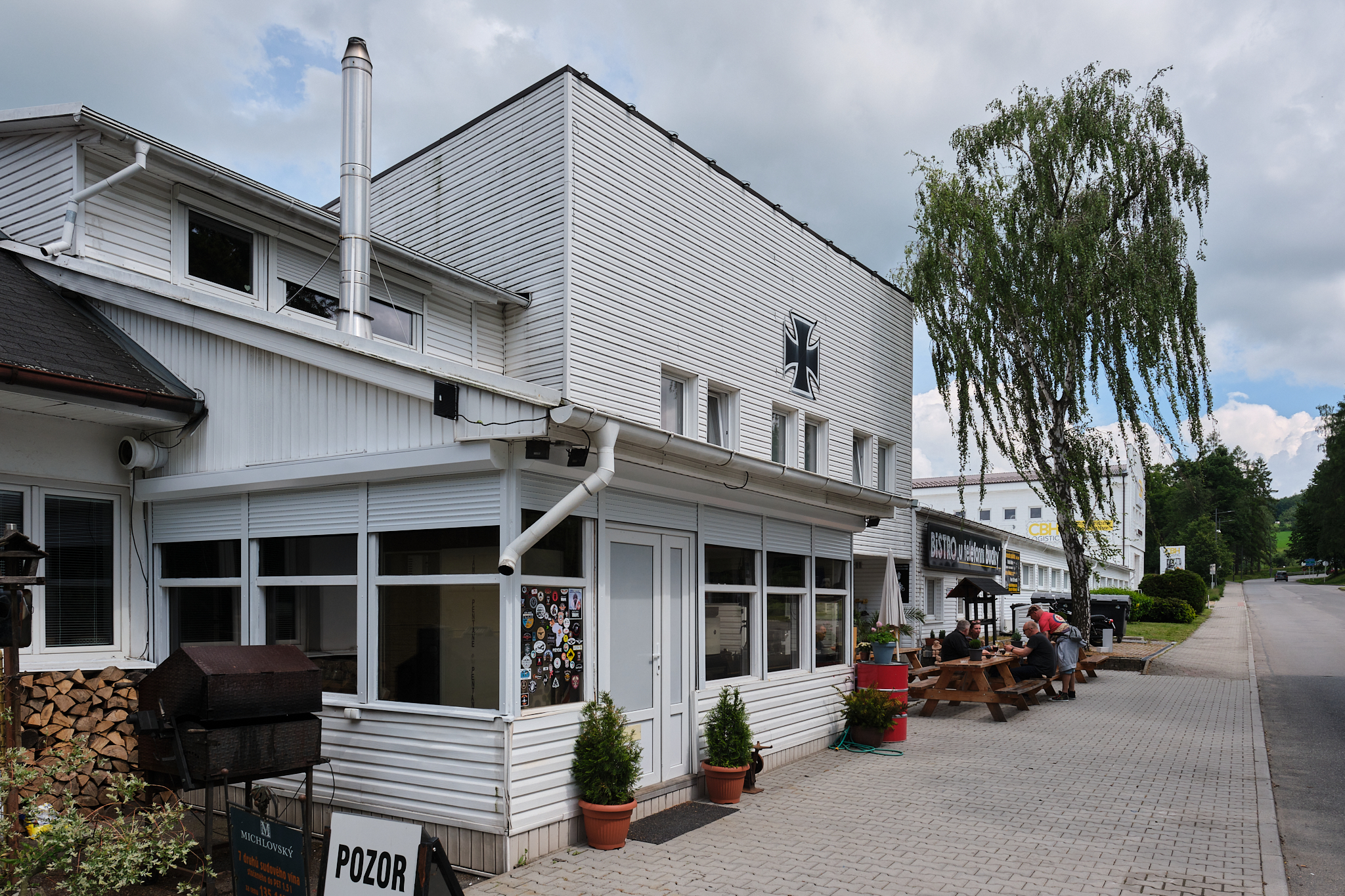 MOTORKÁŘSKÝ DOUPĚ