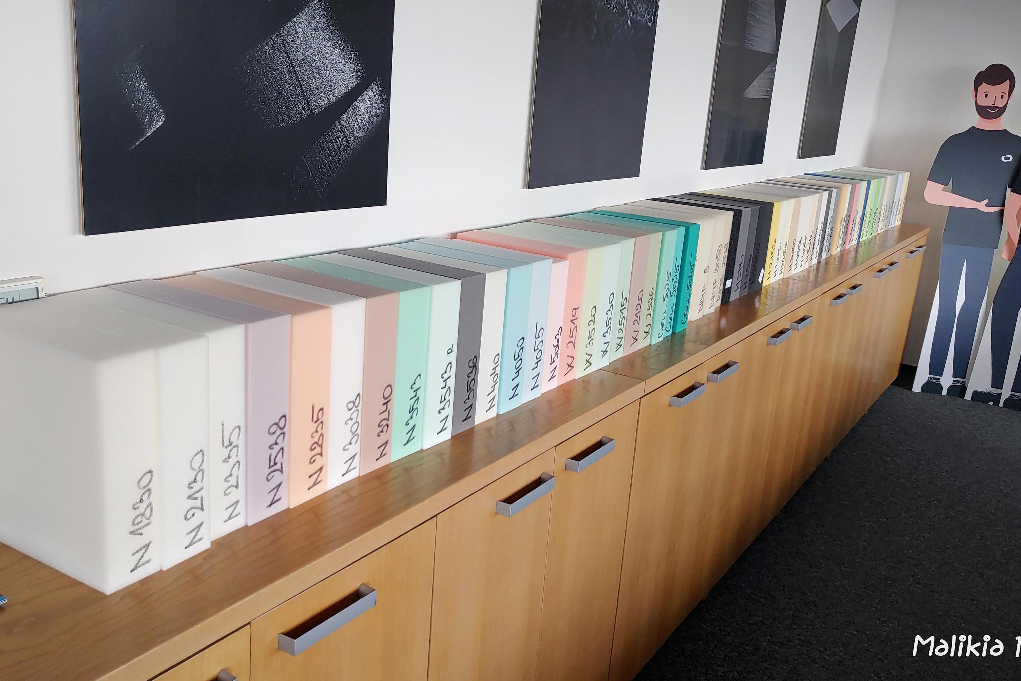 Mnoho vzorků pěn na matrace, čalounění, sedačky.