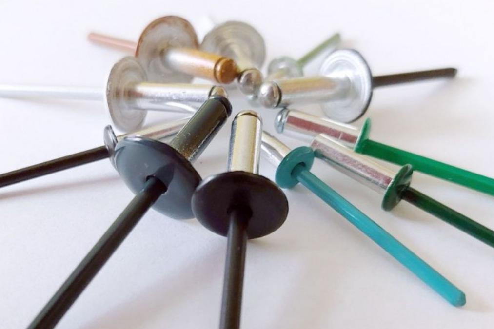 Lakované trhací nýty