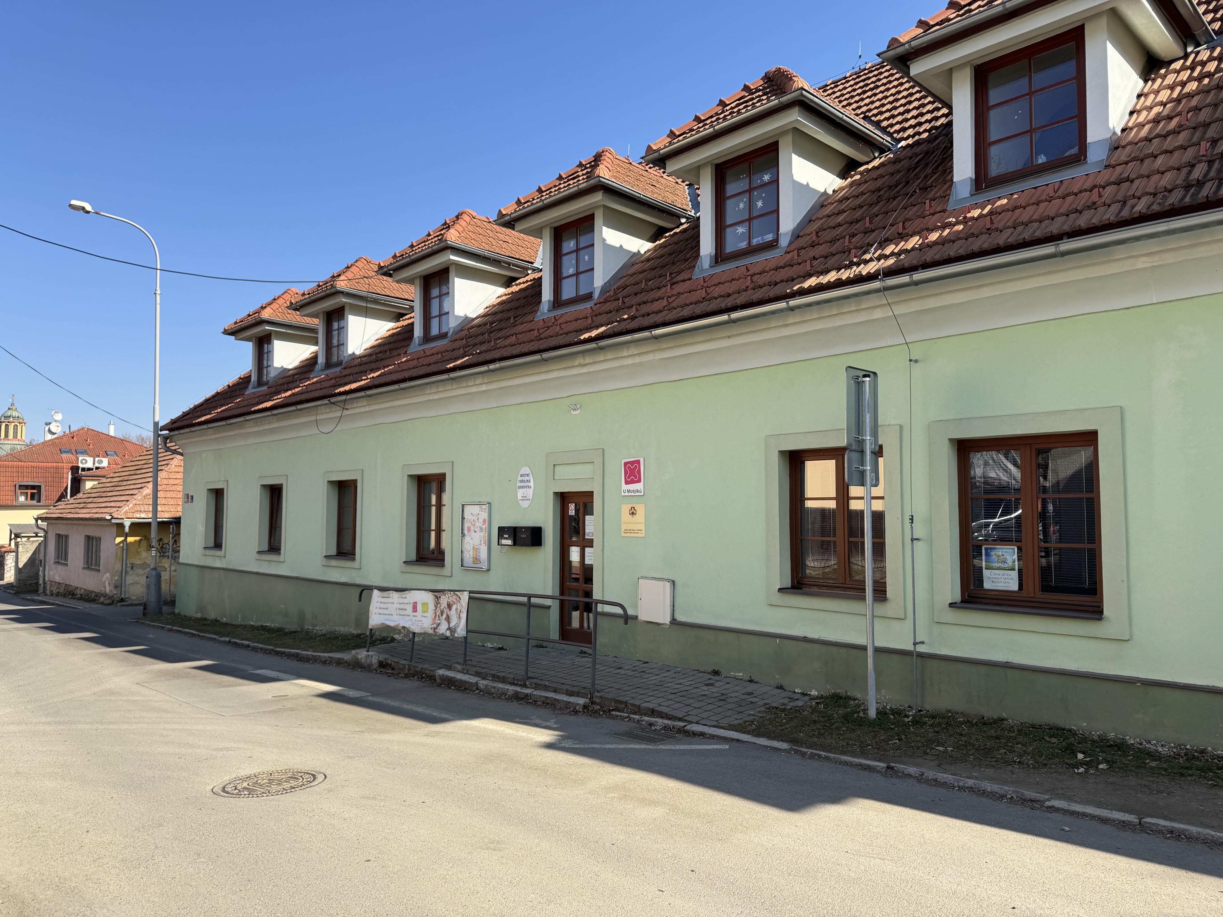 Místní veřejná knihovna v Praze-Kunraticích foto 2