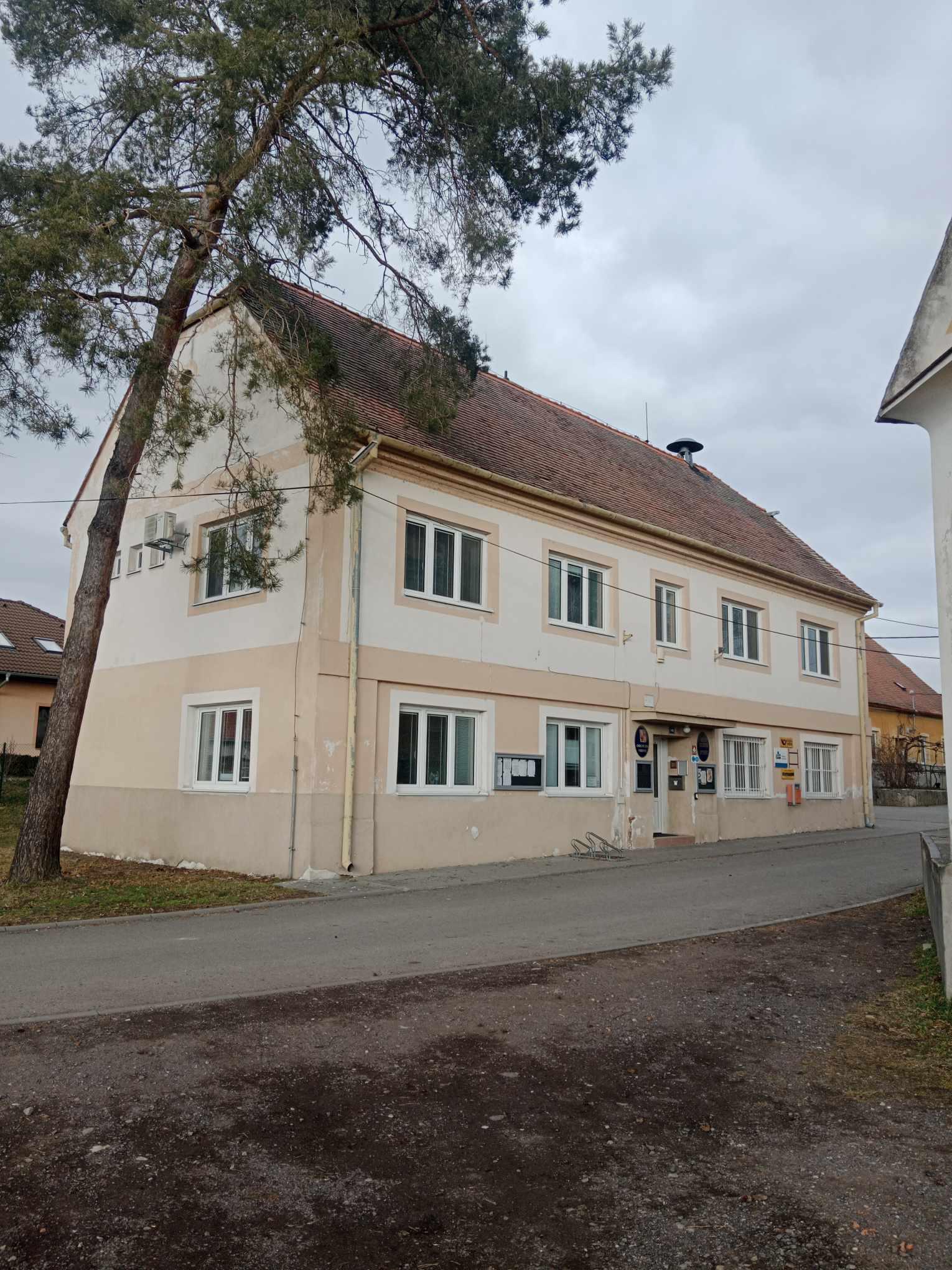 Vrbovec - obecní úřad foto 2