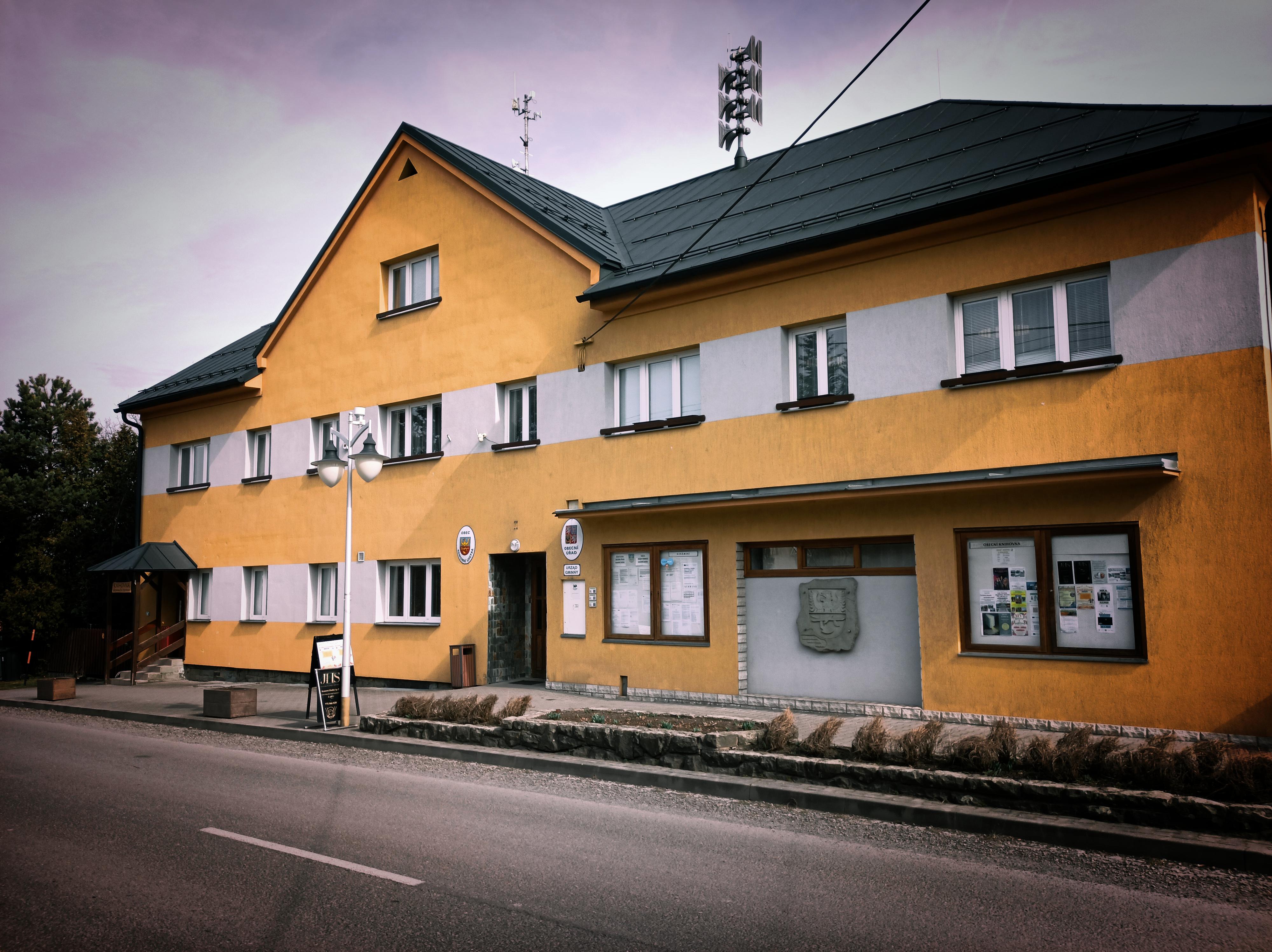 Komorní Lhotka - obecní úřad foto 2