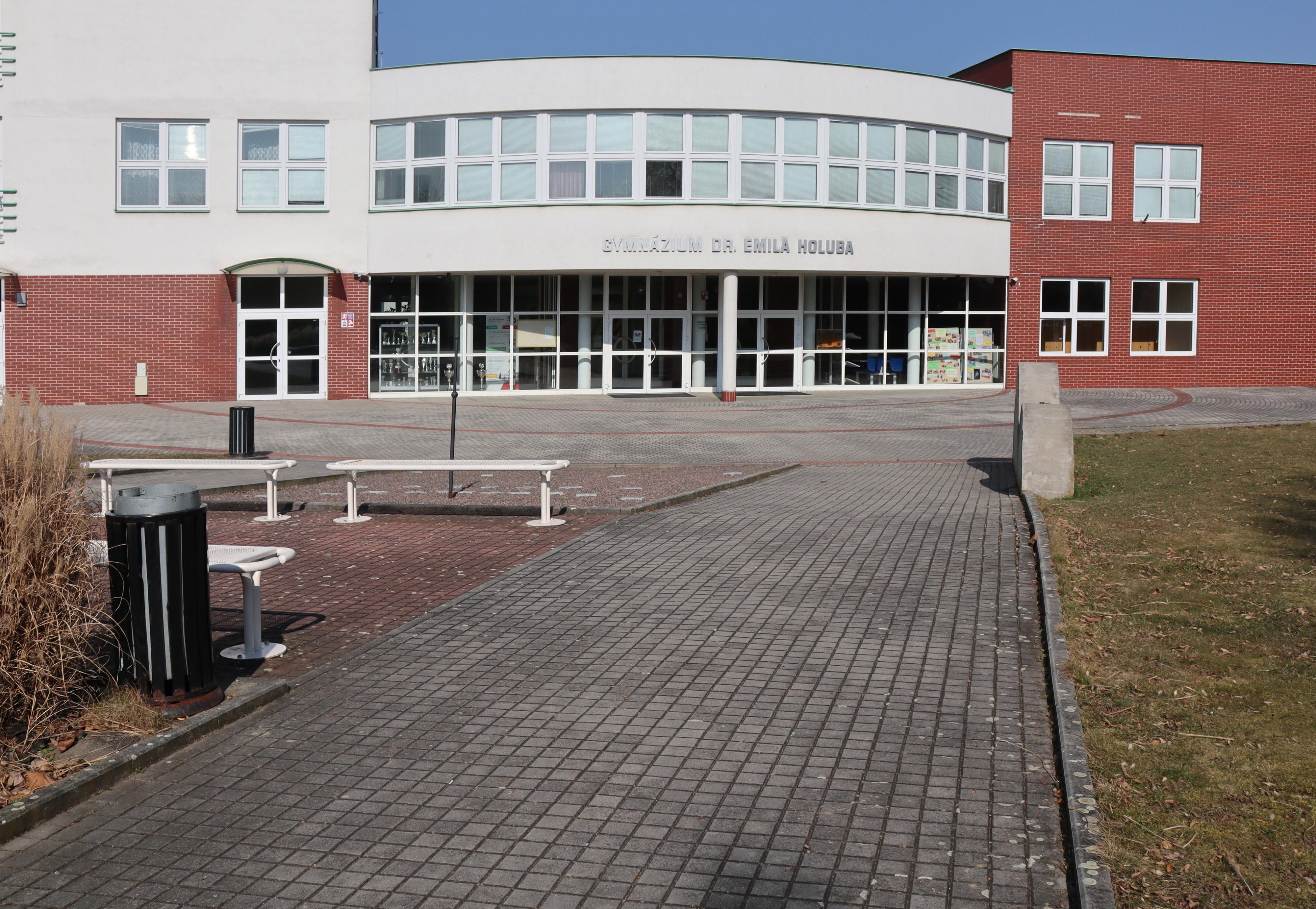 Gymnázium Dr. Emila Holuba Holice foto 4