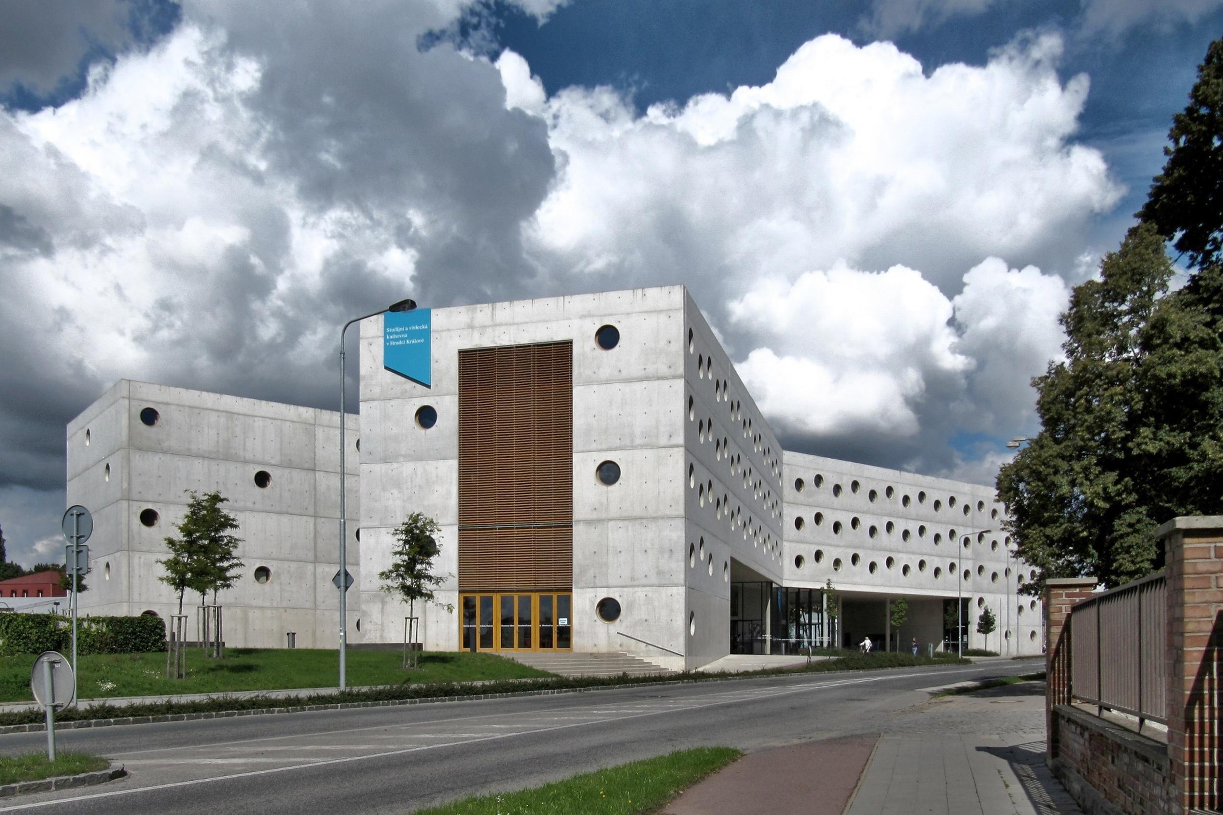 Studijní a vědecká knihovna v Hradci Králové foto 2