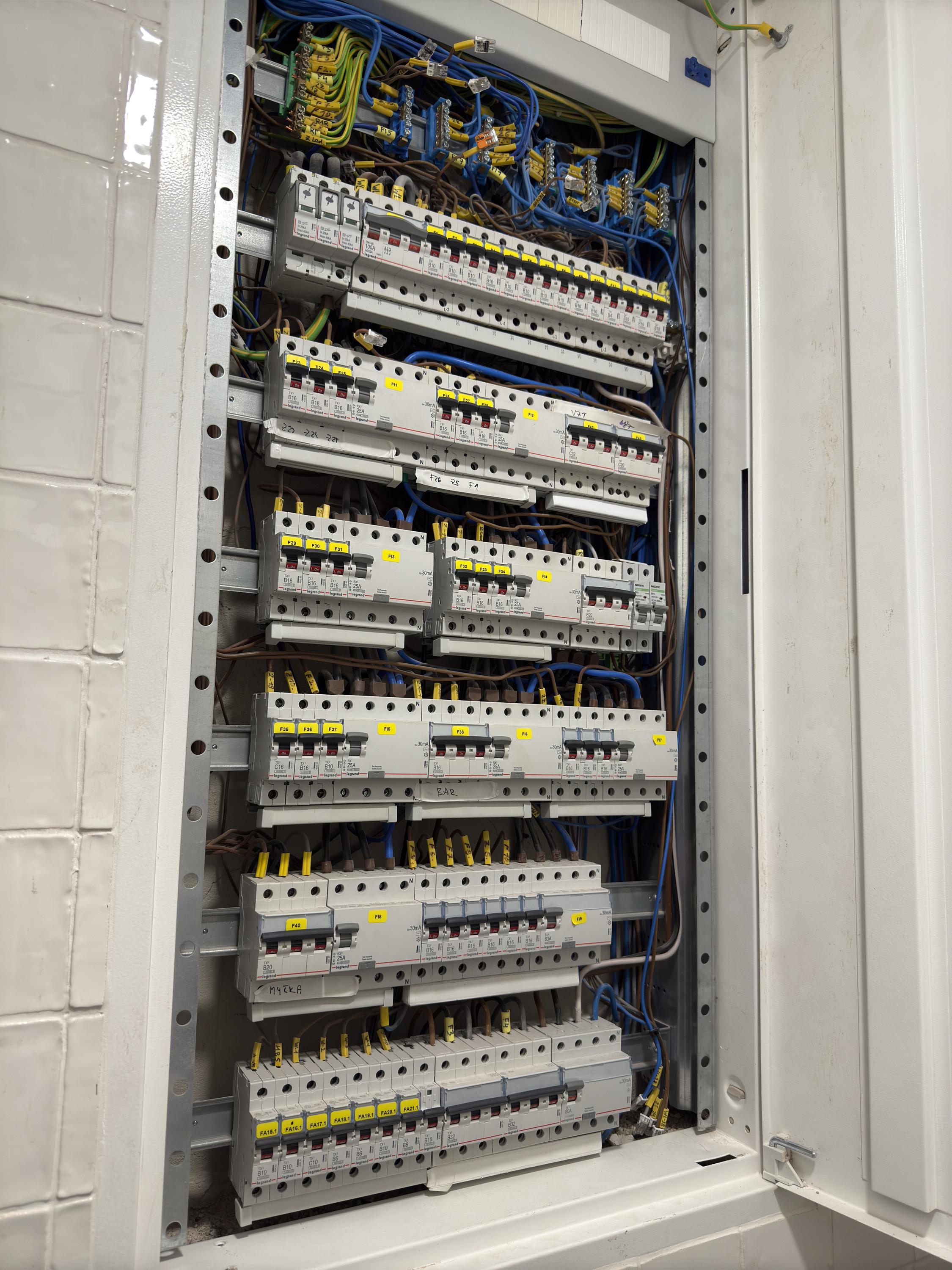 Světla Svítí – elektroinstalace Praha