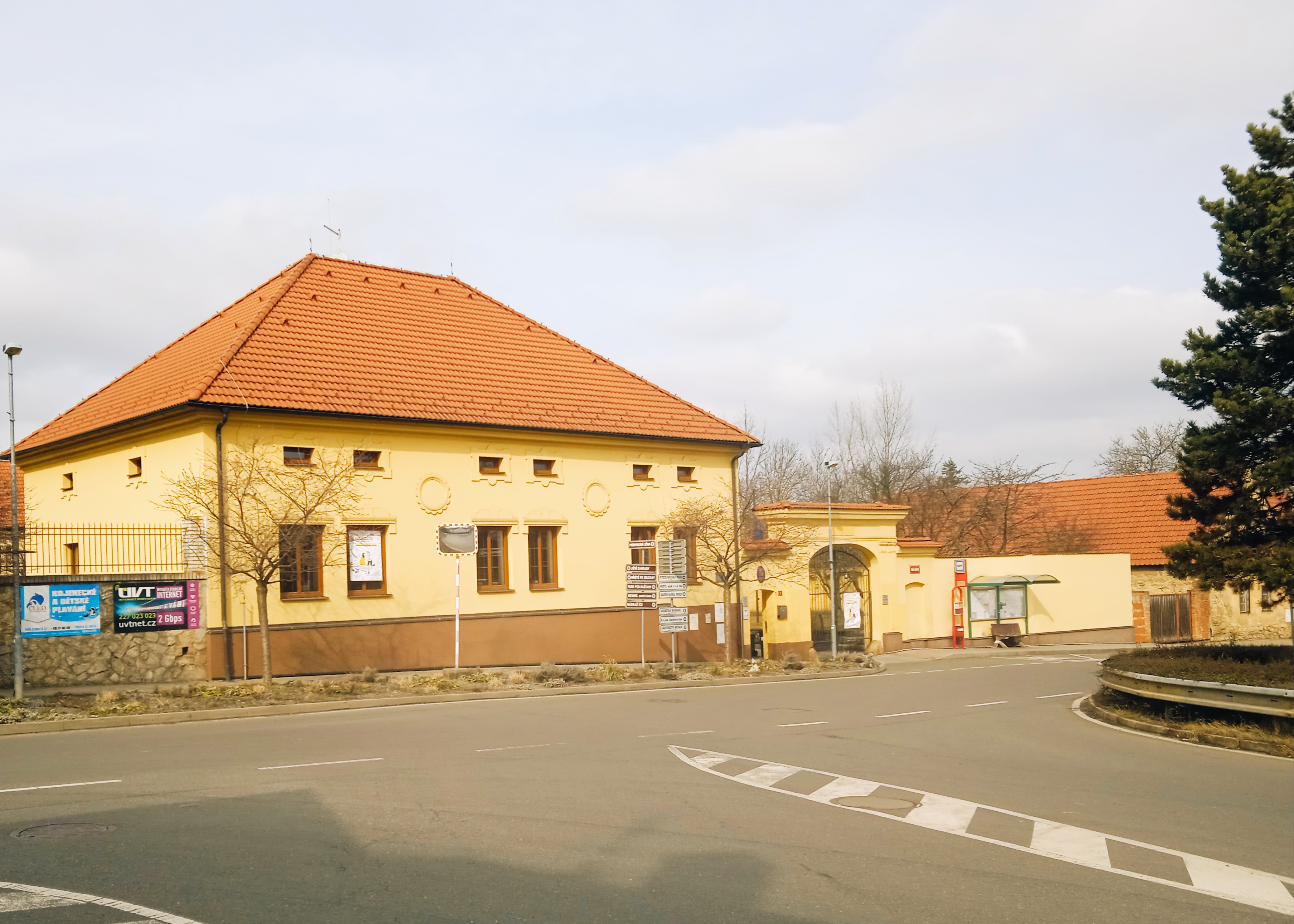 Zbuzany - obecní úřad foto 2