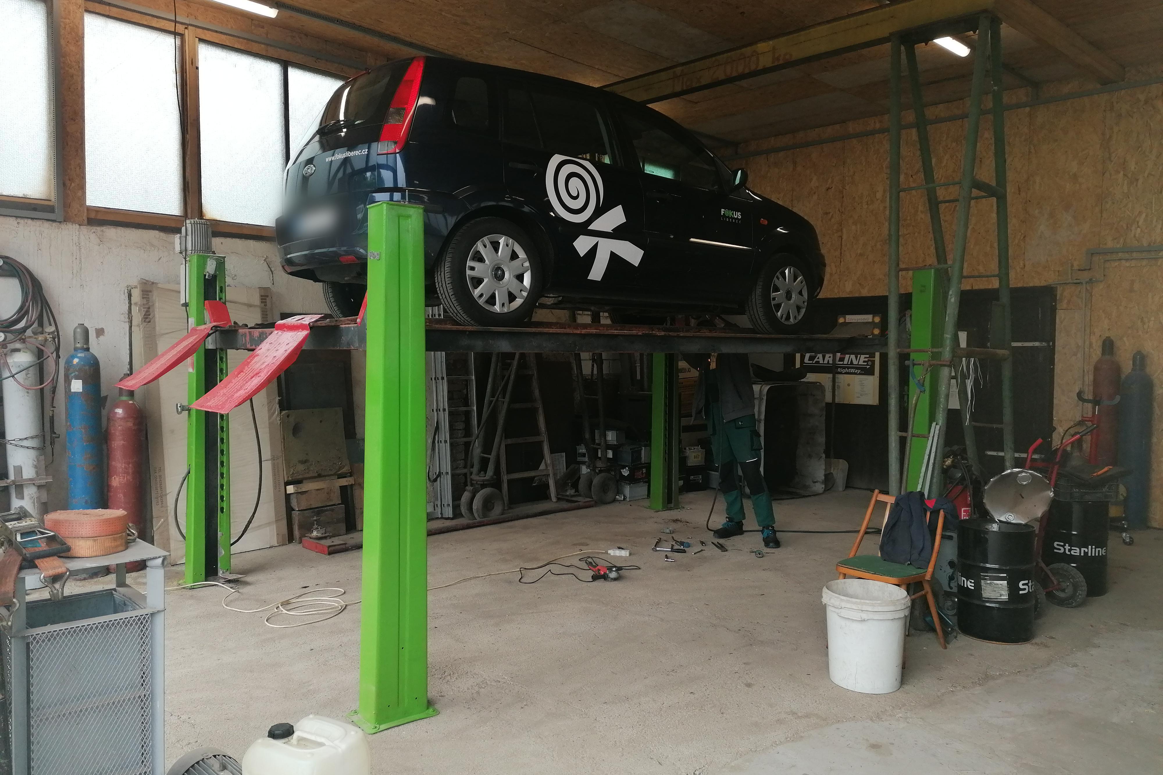 AUTO BORCI Z GARÁŽE