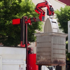 Transport with hydraulic arm