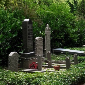 Náhrobky a pamětní desky