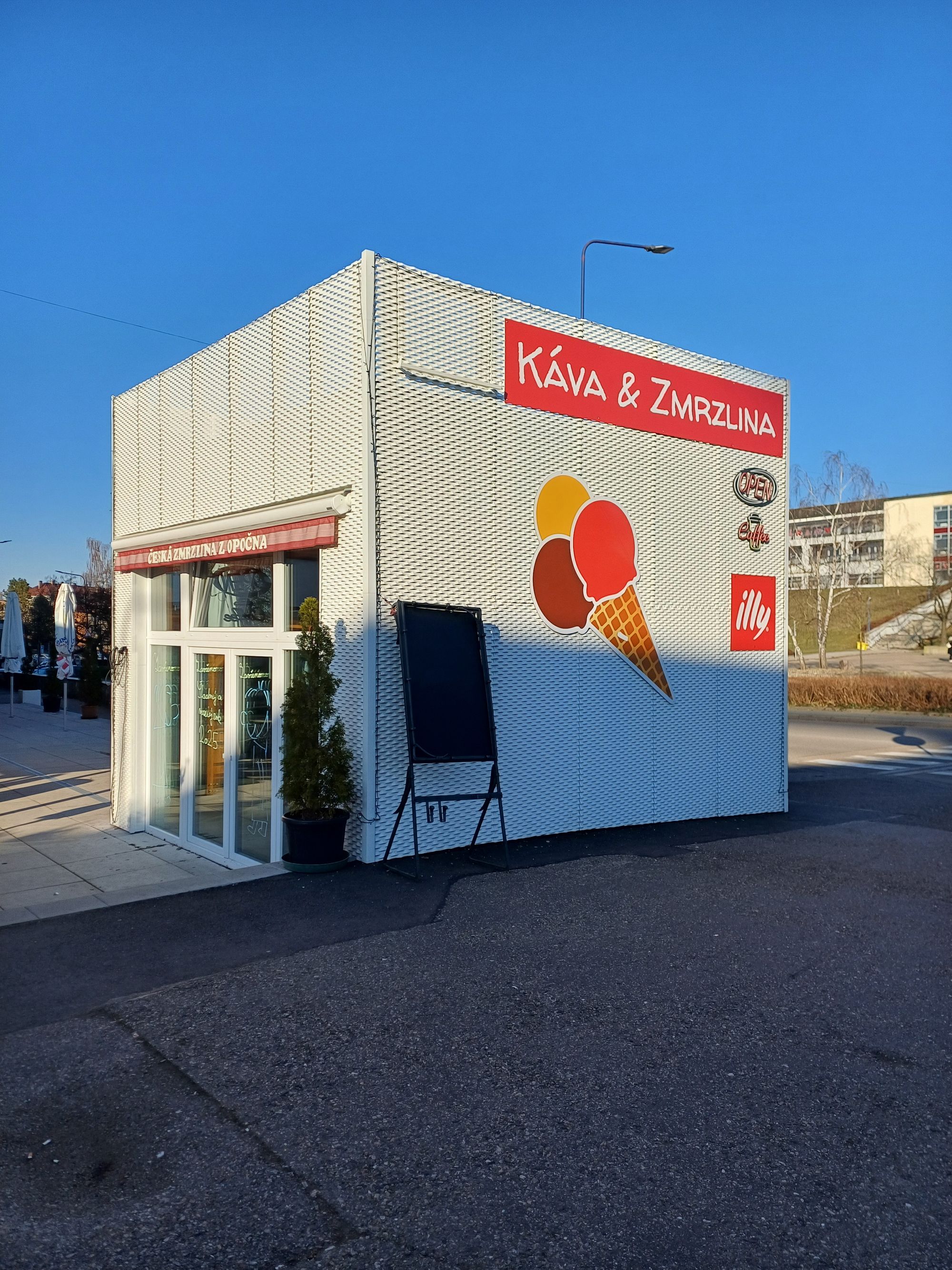 Stánek se zmrzlinou u OD foto 2