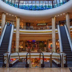 Hypermarkety, supermarkety a obchodní domy