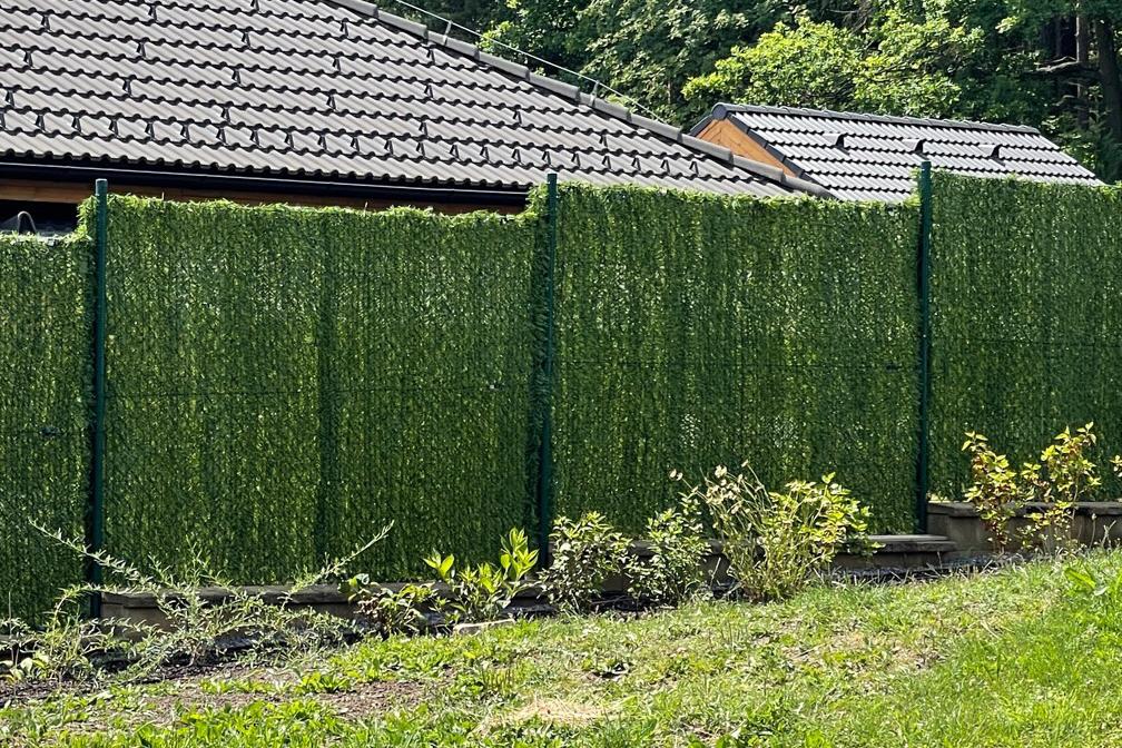 Jehličnaté umělé živé ploty v rolích