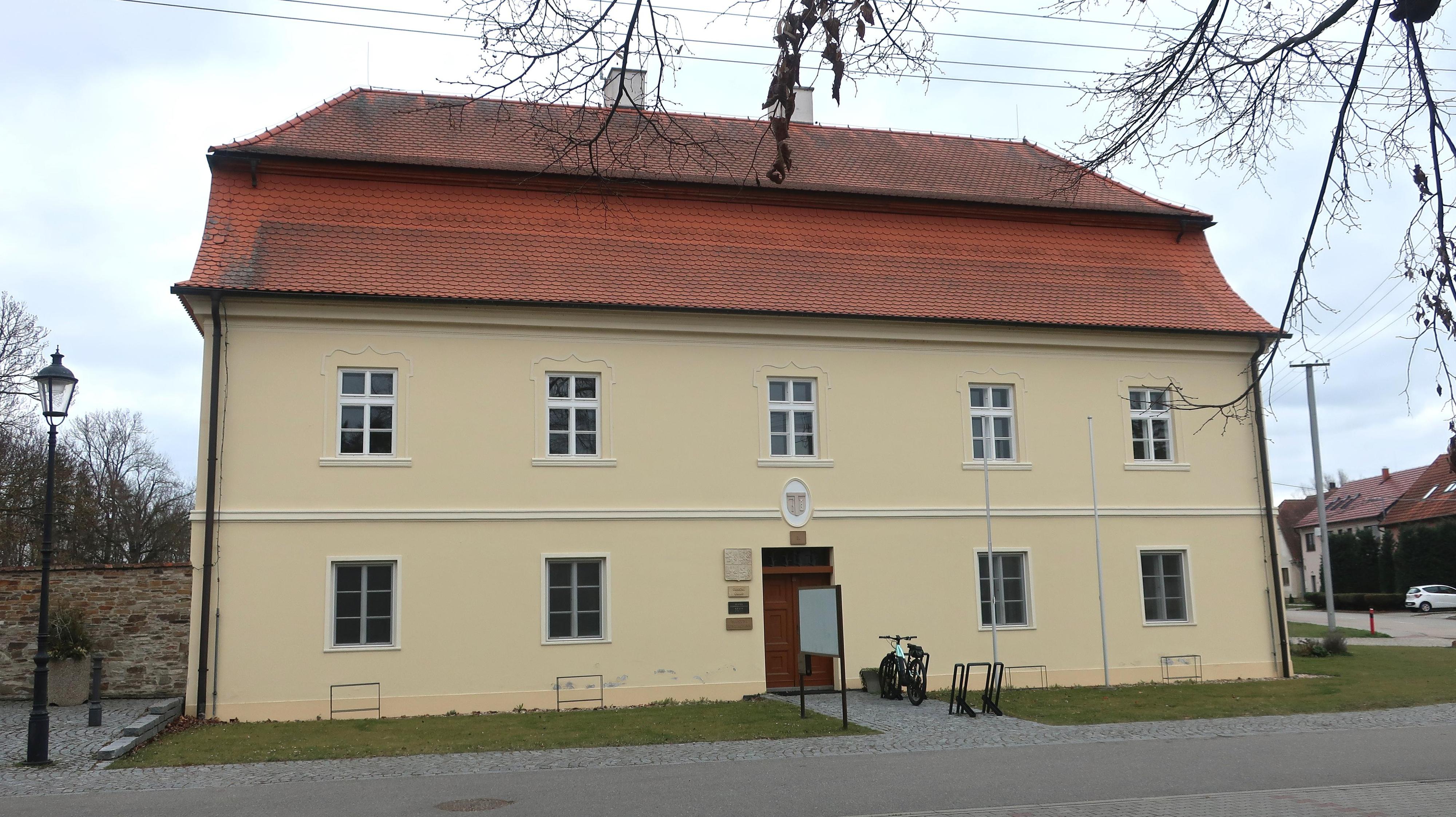 Komořany - obecní úřad foto 2