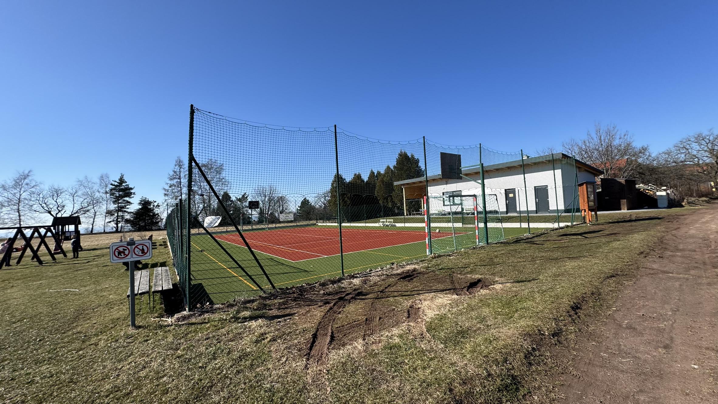 Multifunkční hřiště Jizbice foto 2