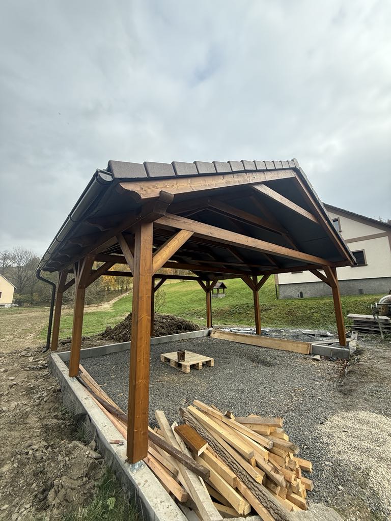 Royal Build. | Střechy a truhlářství foto 2