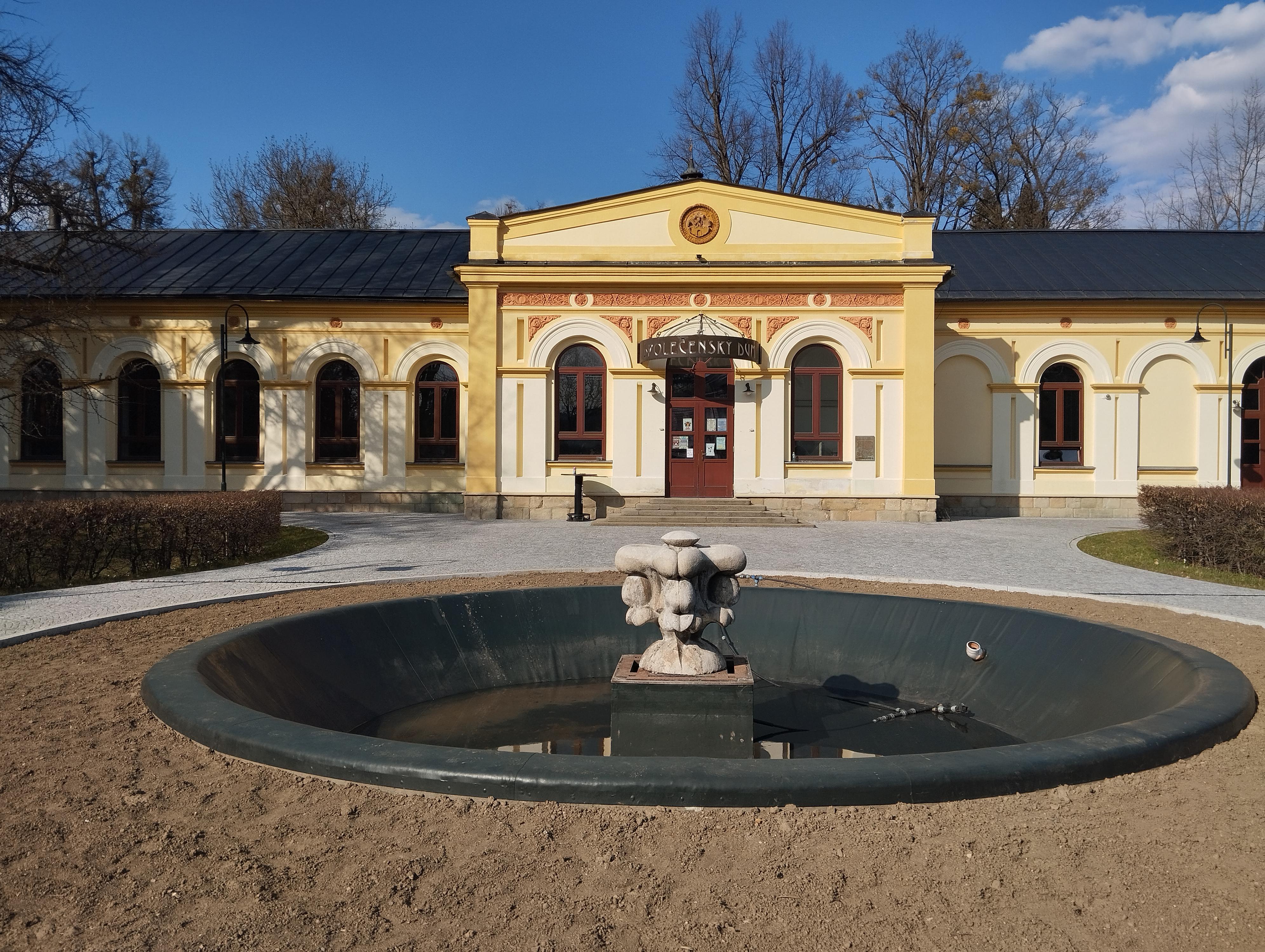 Společenský dům Rožnov pod Radhoštěm foto 2