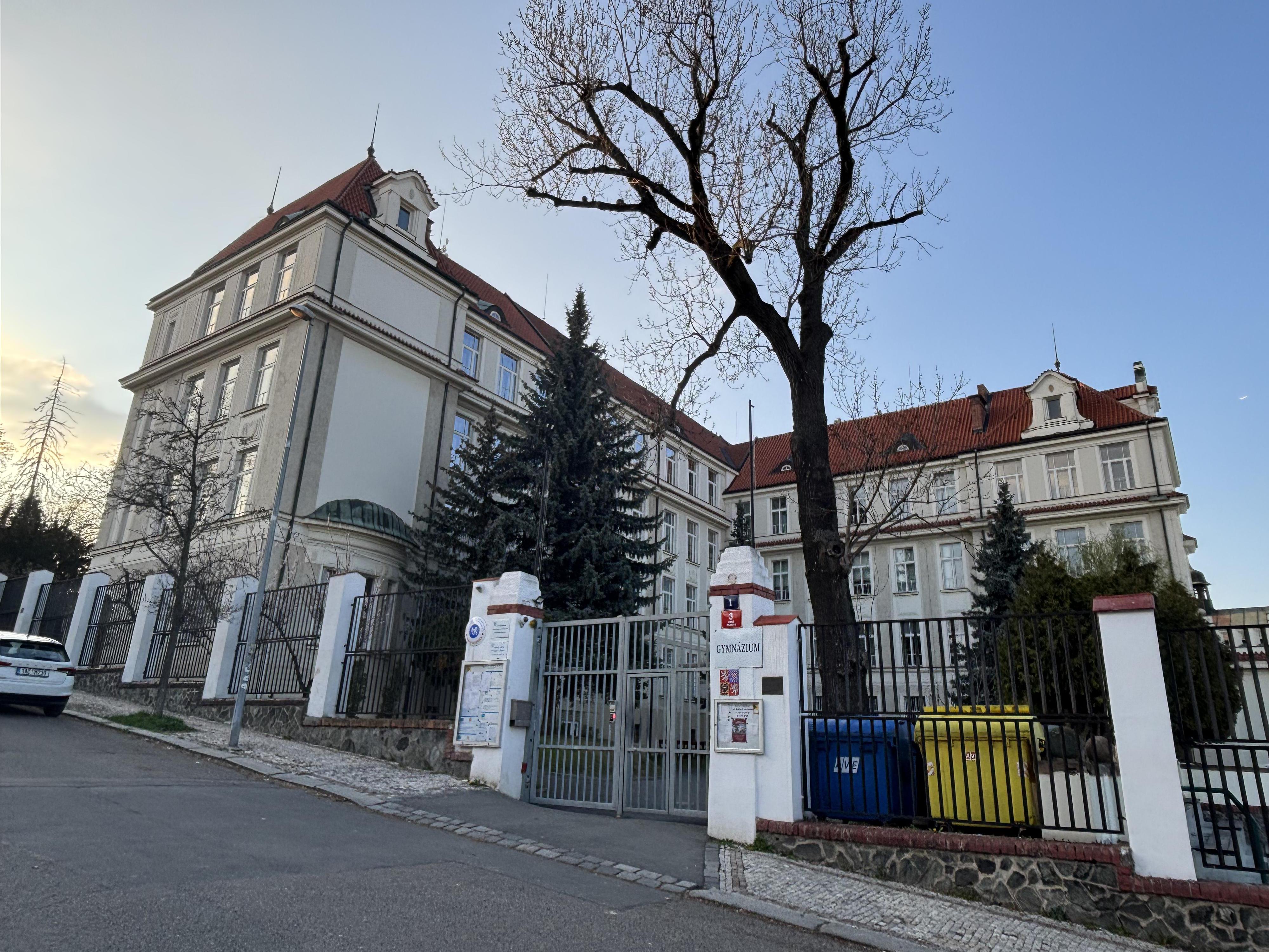 Gymnázium Praha 8, U Libeňského zámku foto 2