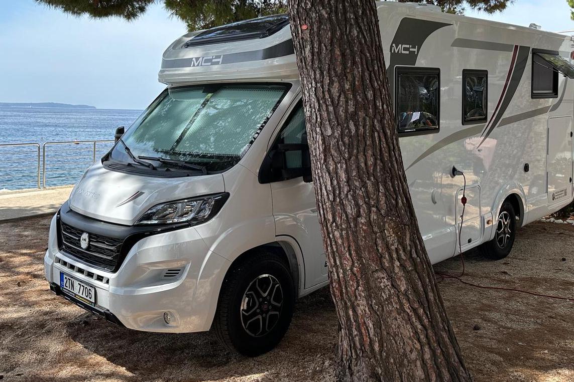 Cestuje mimo sezónu o 40 až 50 % levněji