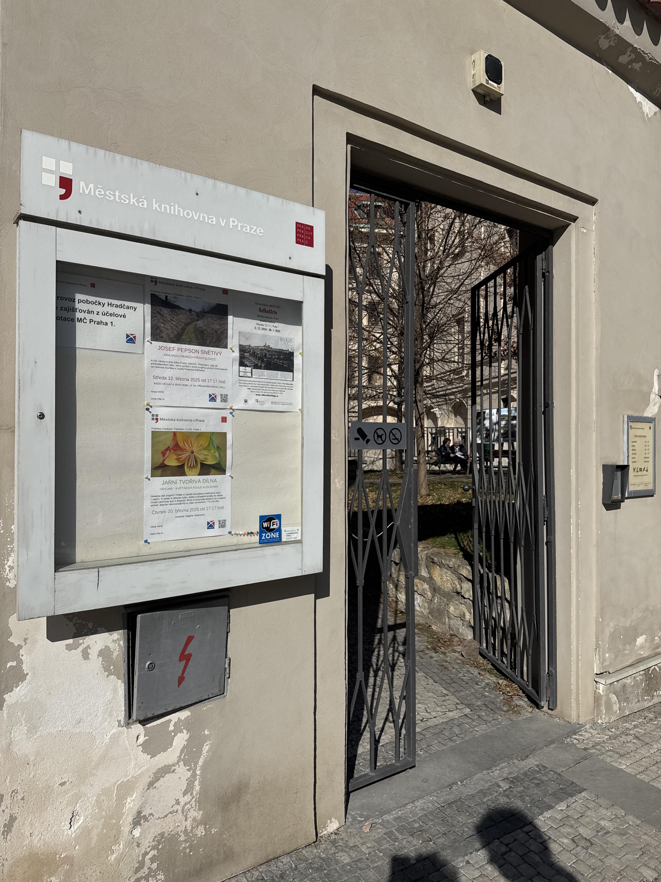 Městská knihovna v Praze - Hradčany foto 3