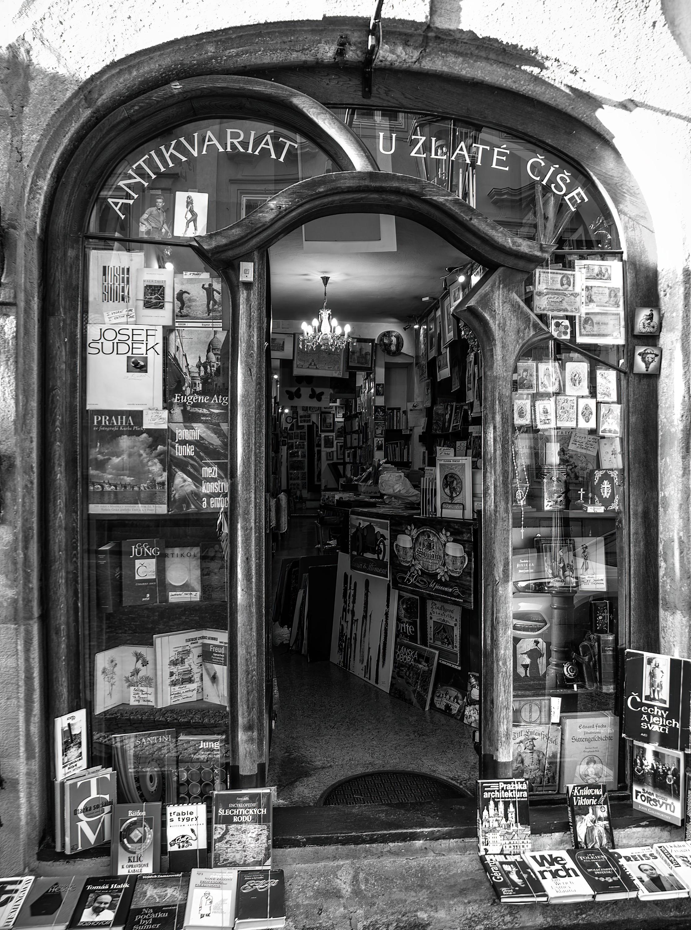 Antikvariát Nerudova foto 3