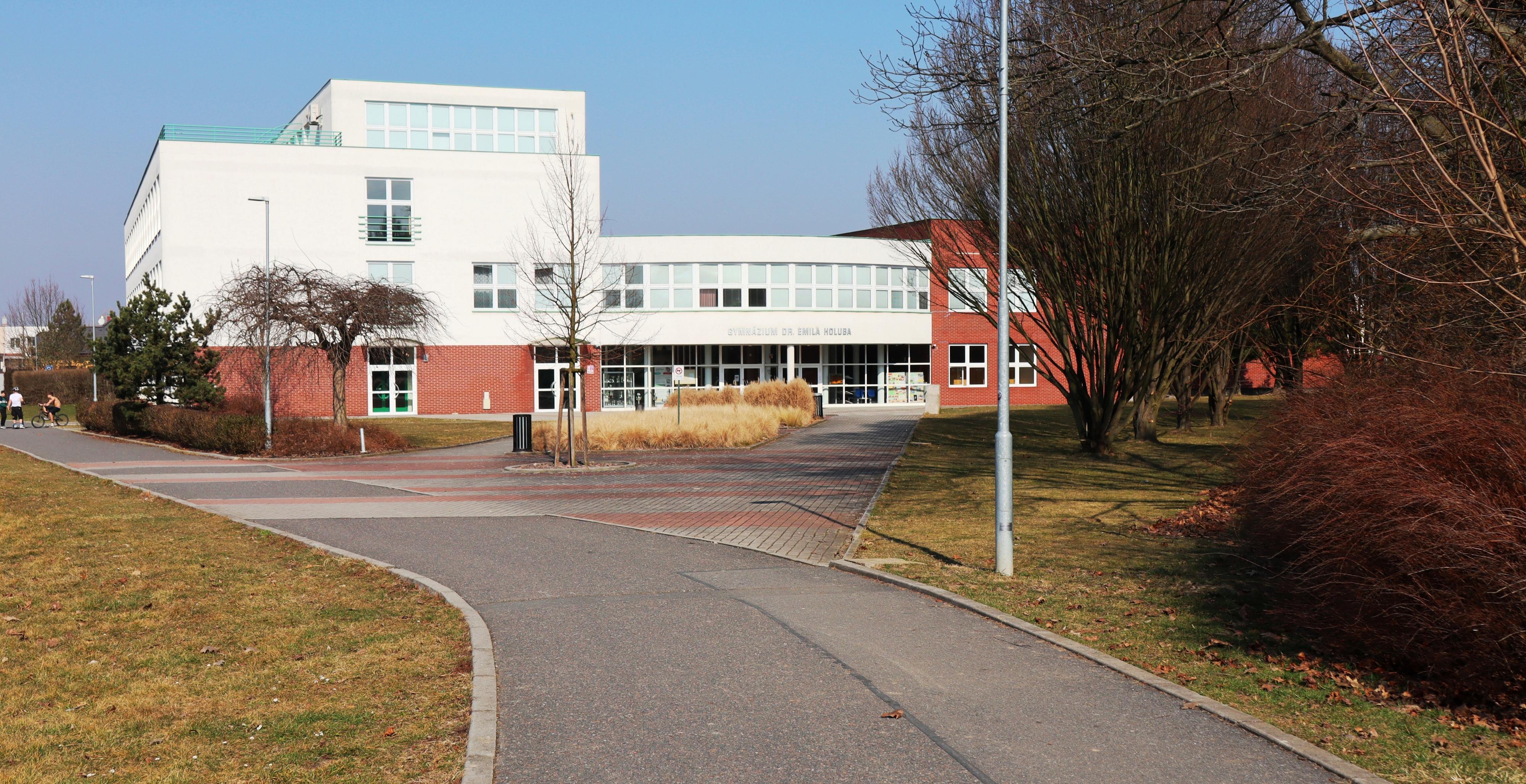 Gymnázium Dr. Emila Holuba Holice foto 3