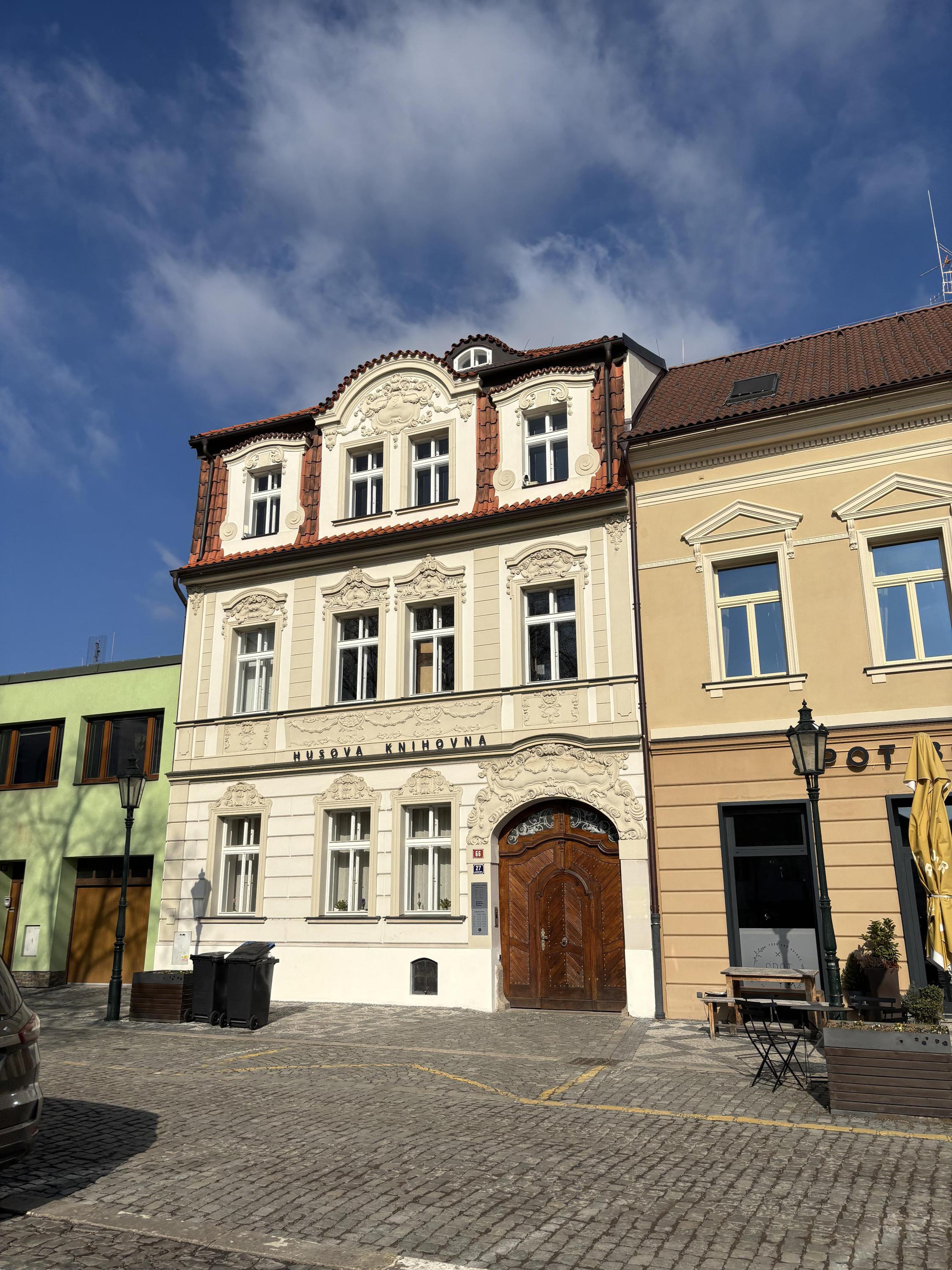 Husova knihovna v Říčanech foto 2