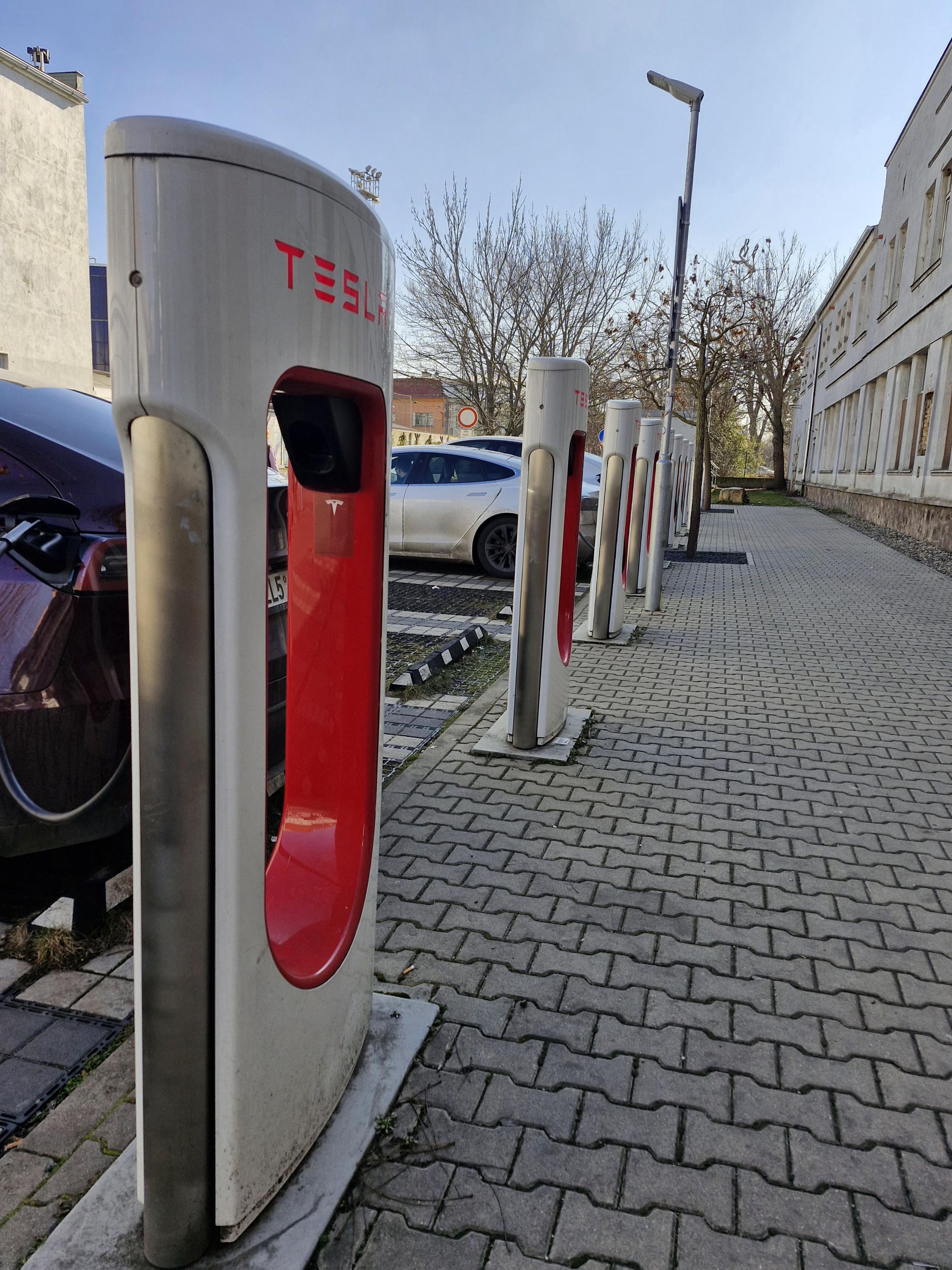 Nabíjecí stanice Tesla supercharger foto 3