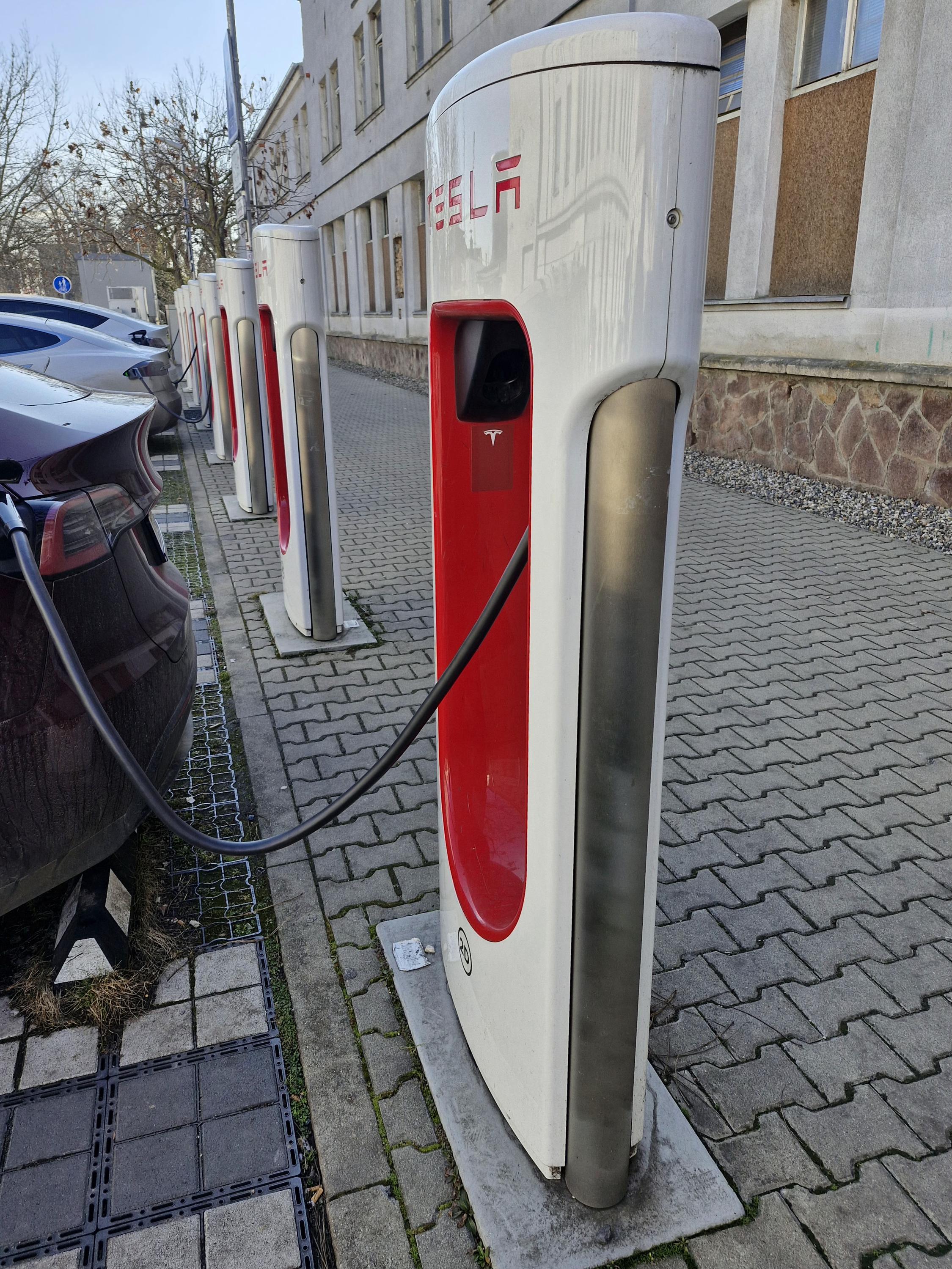 Nabíjecí stanice Tesla supercharger foto 4