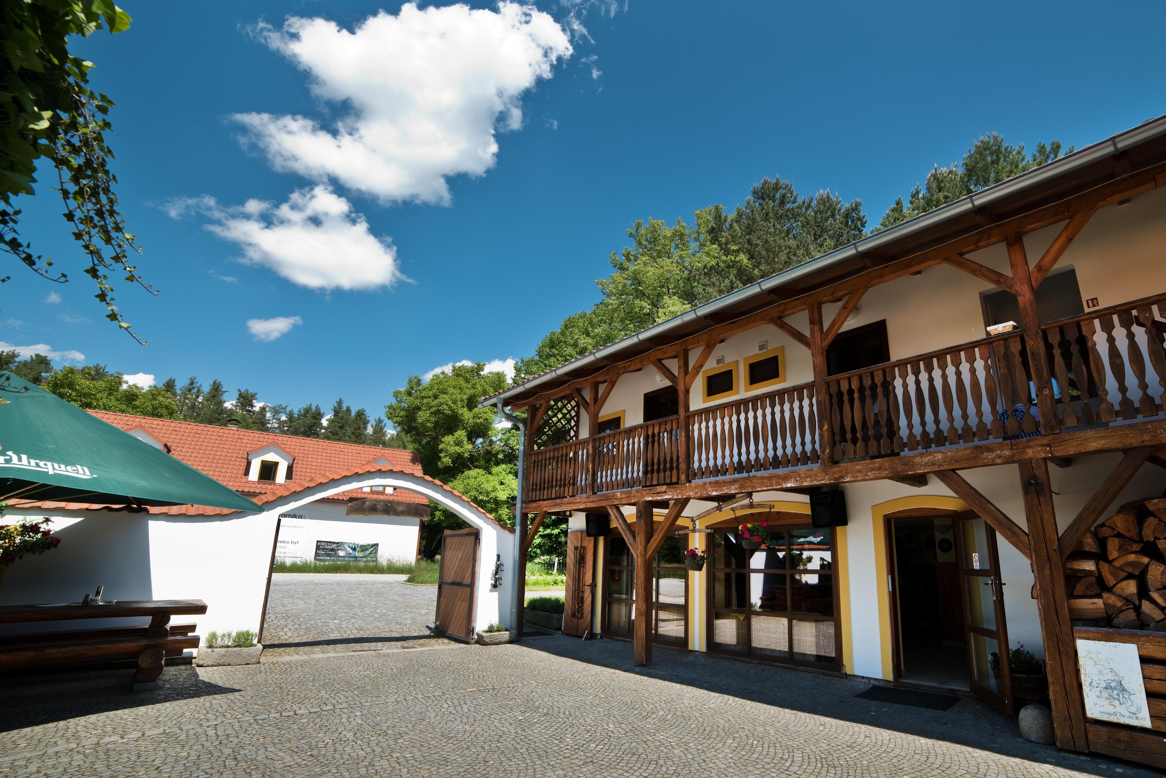 Penzion a restaurace Kamínek - Nové Hrady