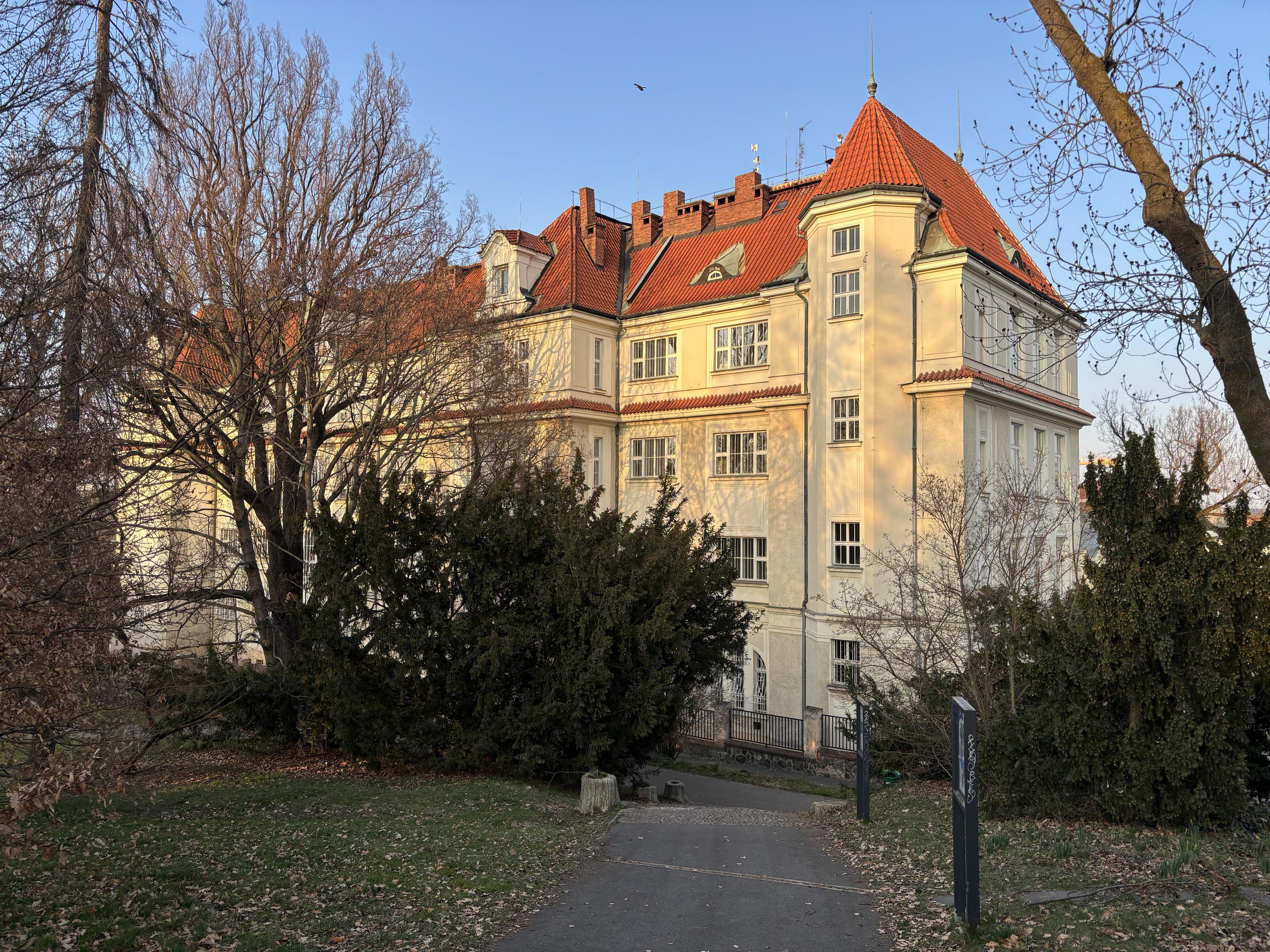 Gymnázium Praha 8, U Libeňského zámku foto 3